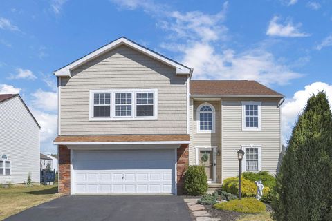 Photo of 392 Evergreen Circle, Pickerington, OH 43147 (MLS # 225035888) Photo of 392 Evergreen Circle, Pickerington, OH 43147 (MLS # 225035888)