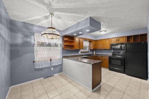 Tiny photo for 2706 Moundcrest Street, Columbus, OH 43232 (MLS # 226000631)