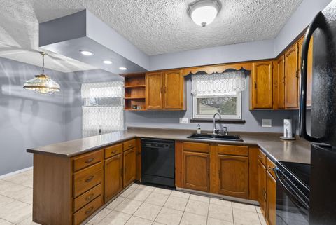 Tiny photo for 2706 Moundcrest Street, Columbus, OH 43232 (MLS # 226000631)