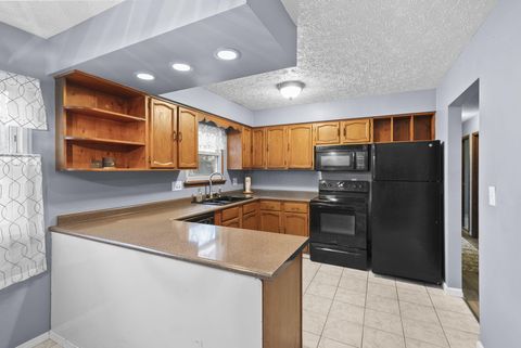 Tiny photo for 2706 Moundcrest Street, Columbus, OH 43232 (MLS # 226000631)