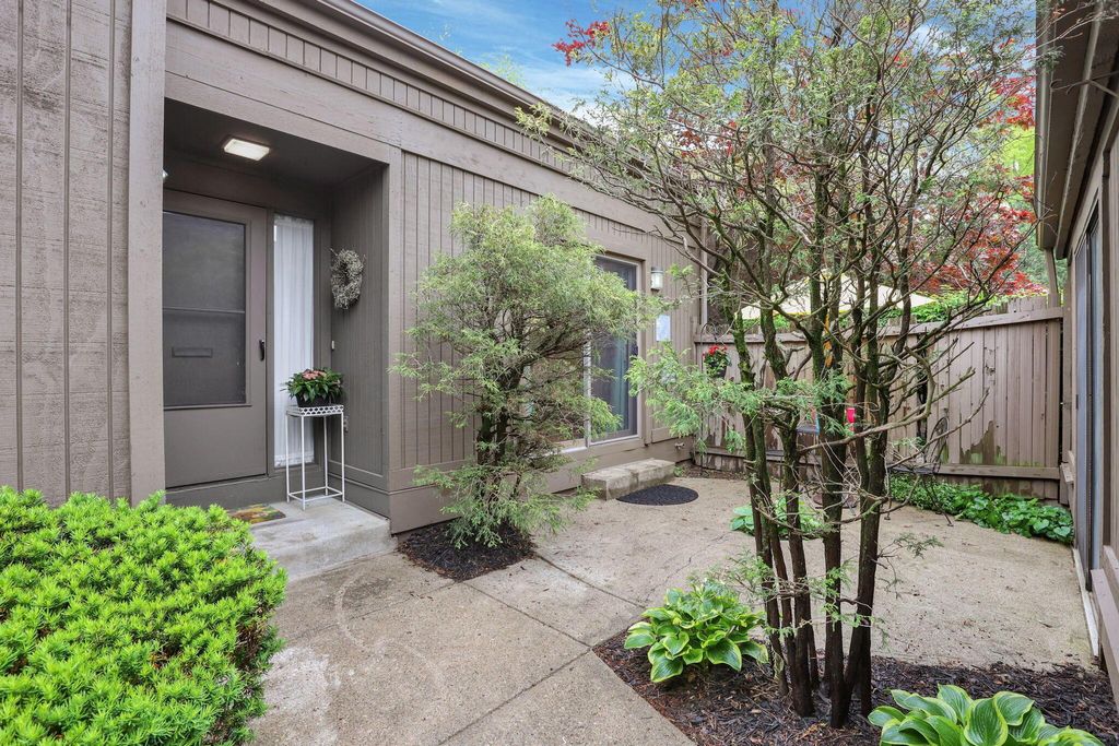 Photo of 2044 Willowick # B, Columbus, OH 43229 (MLS # 226014382)