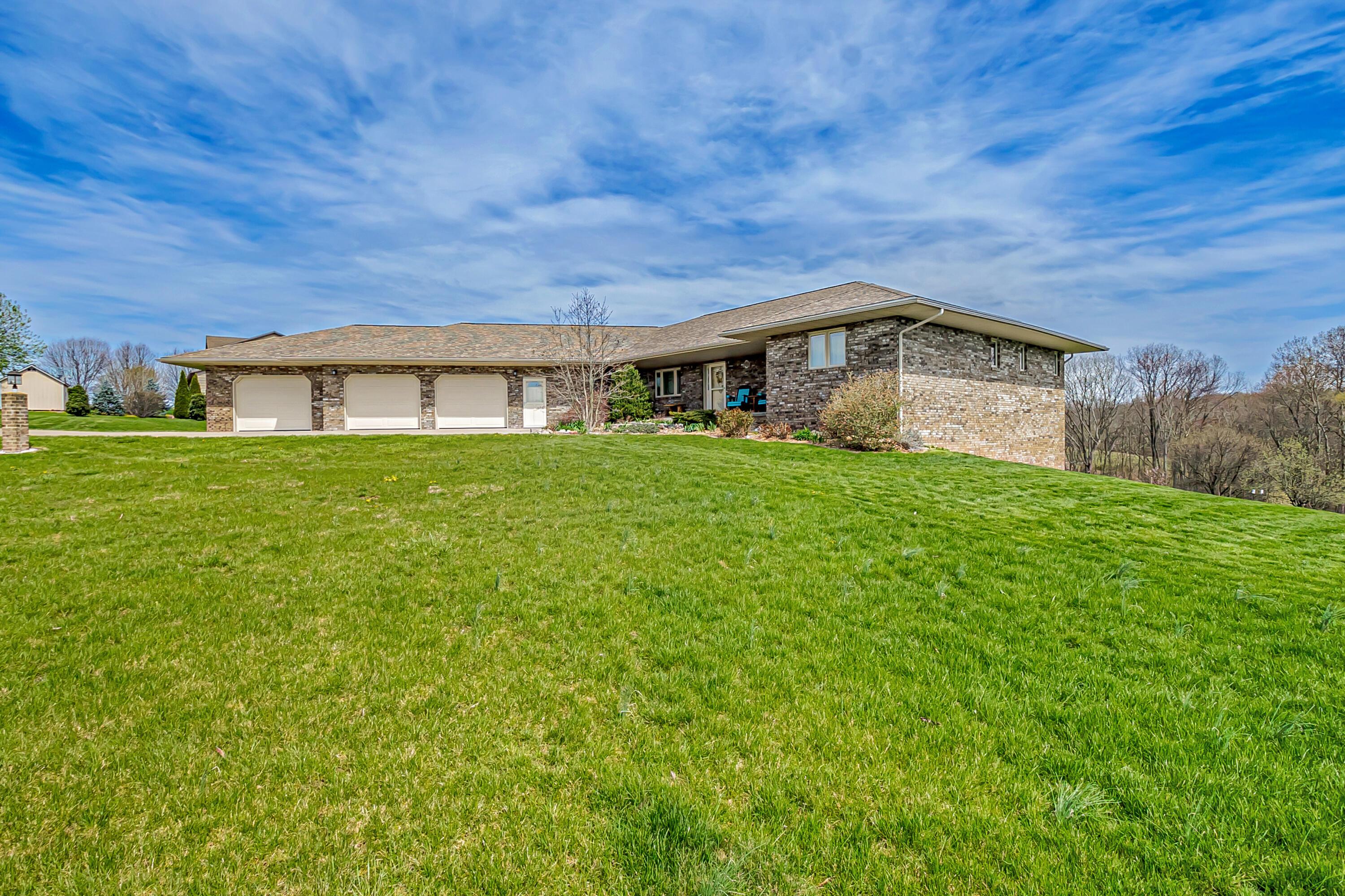 6845 Heritage Run Drive, Zanesville, Ohio image 3