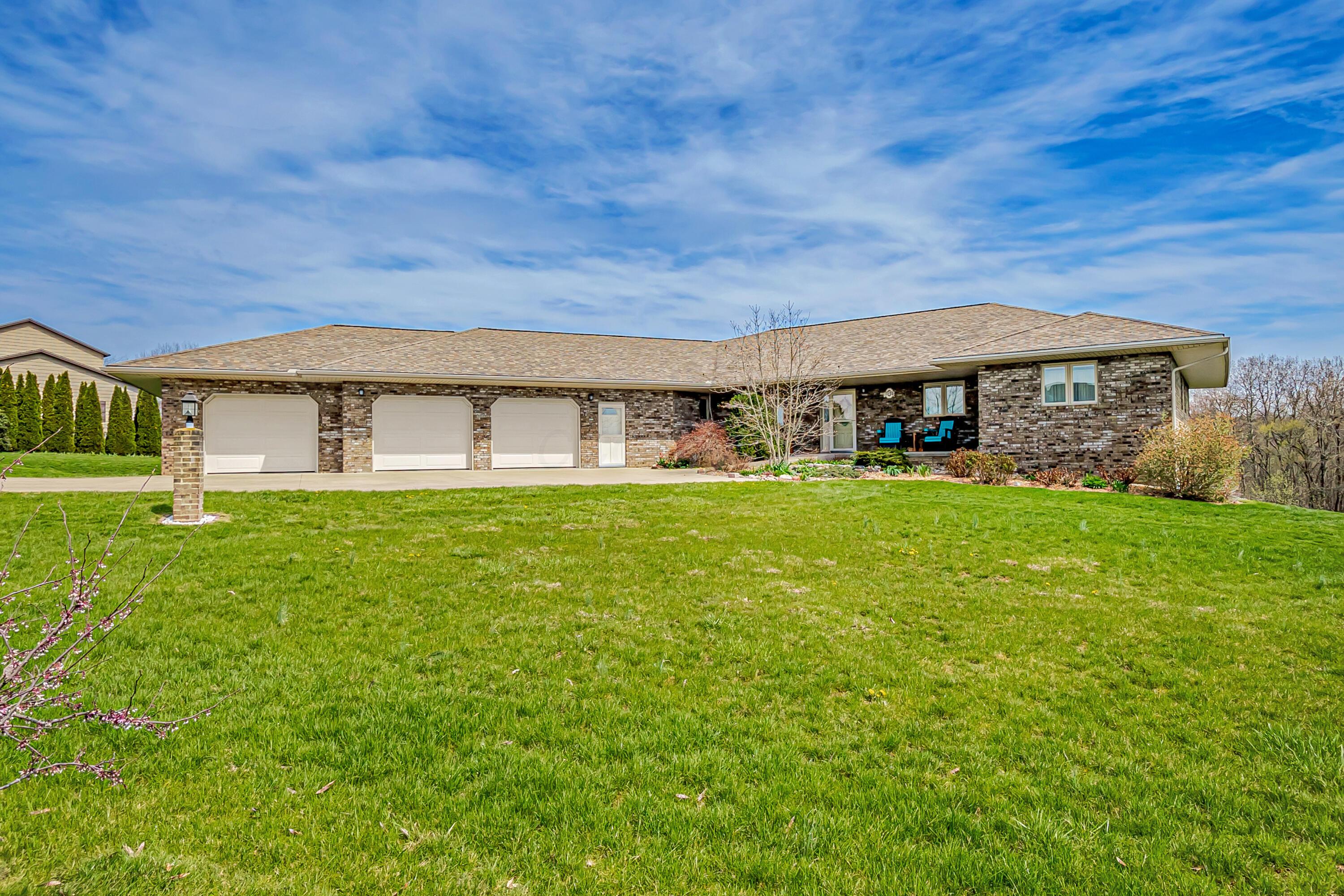 6845 Heritage Run Drive, Zanesville, Ohio image 2