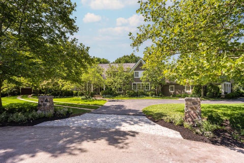 Photo of 305 N Parkview Avenue, Columbus, OH 43209 (MLS # 226030471)