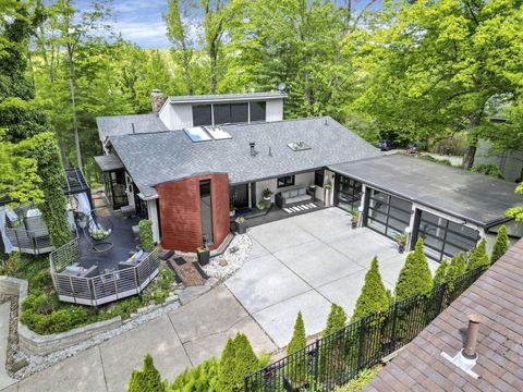 Photo of 324 Mount Parnassus Drive, Granville, OH 43023 (MLS # 226007121)