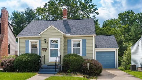 Photo of 1928 Euclid Avenue, Zanesville, OH 43701 (MLS # 226025057)