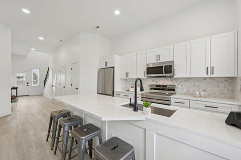 Tiny photo for 92 E Innis Avenue, Columbus, OH 43207 (MLS # 225045242)