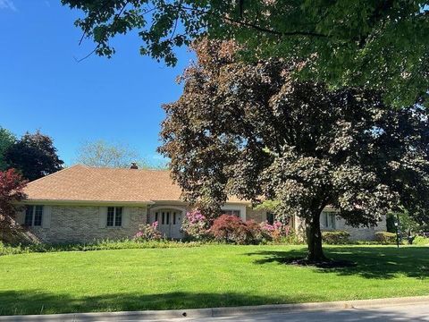 Photo of 125 W Campus View Boulevard, Columbus, OH 43235 (MLS # 226015147)