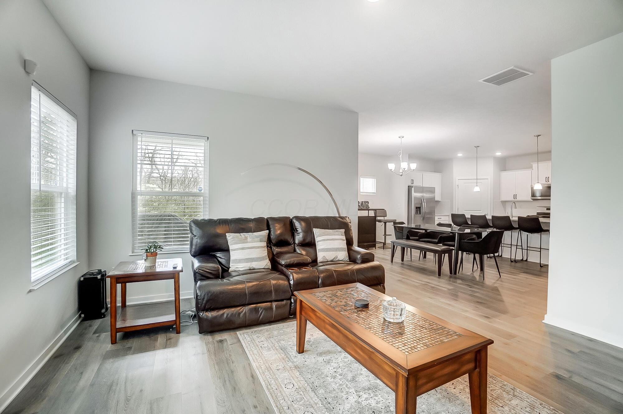 1359 Kinghorn Circle, Grove City, Ohio image 9