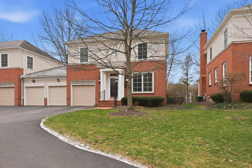 Photo of 1359 White Oak Lane, New Albany, OH 43054 (MLS # 226000109)