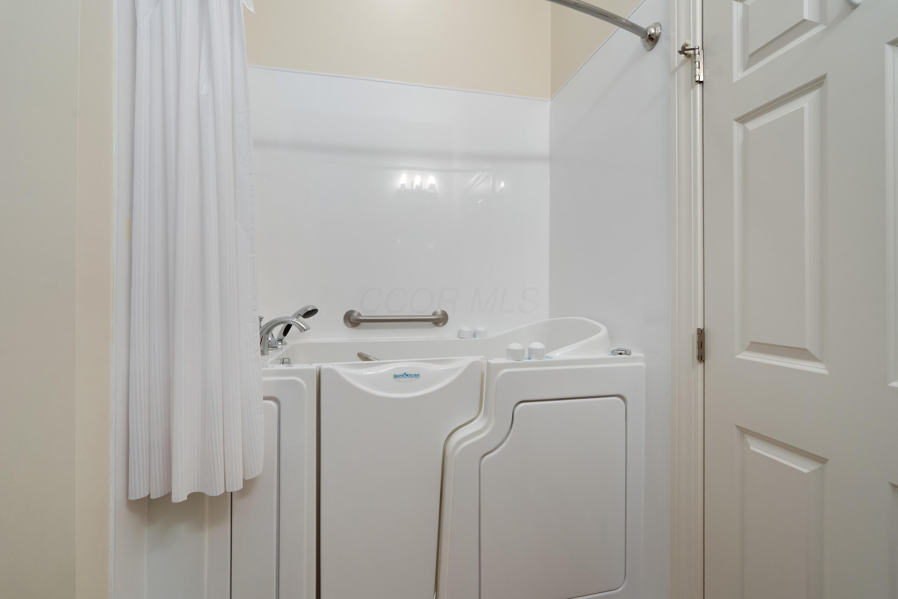 8217 Dolman Drive, Powell, Ohio image 34