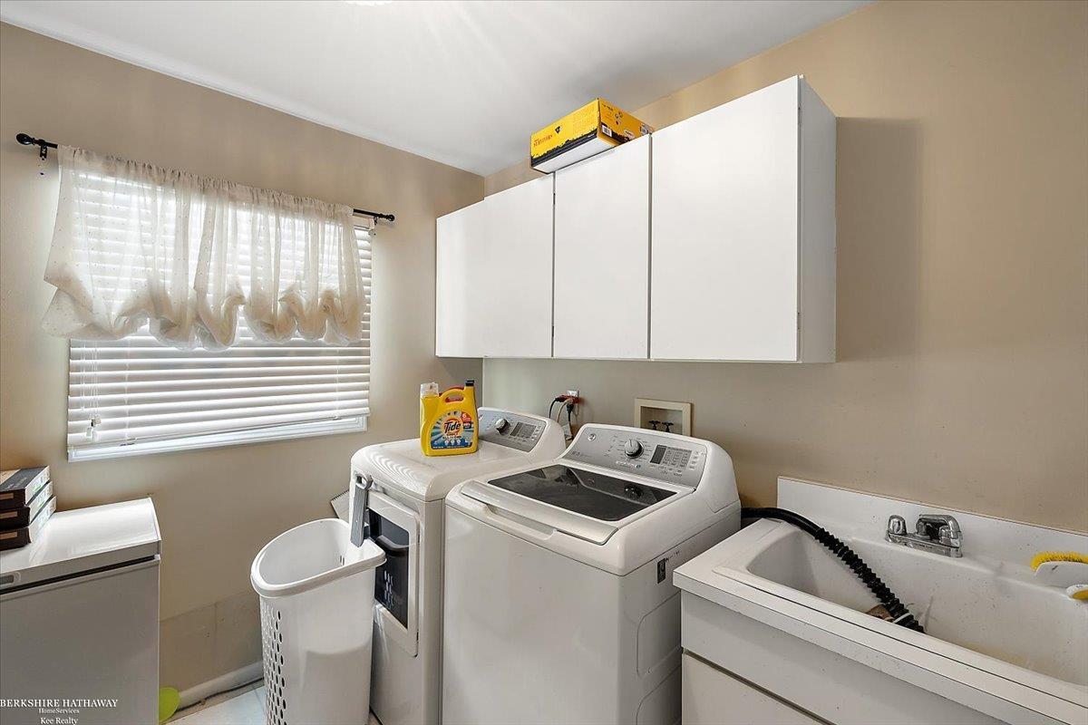 Clinton Township, Michigan 48038, United States, 3 Bedrooms Bedrooms, ,4 BathroomsBathrooms,Residential,Active,988