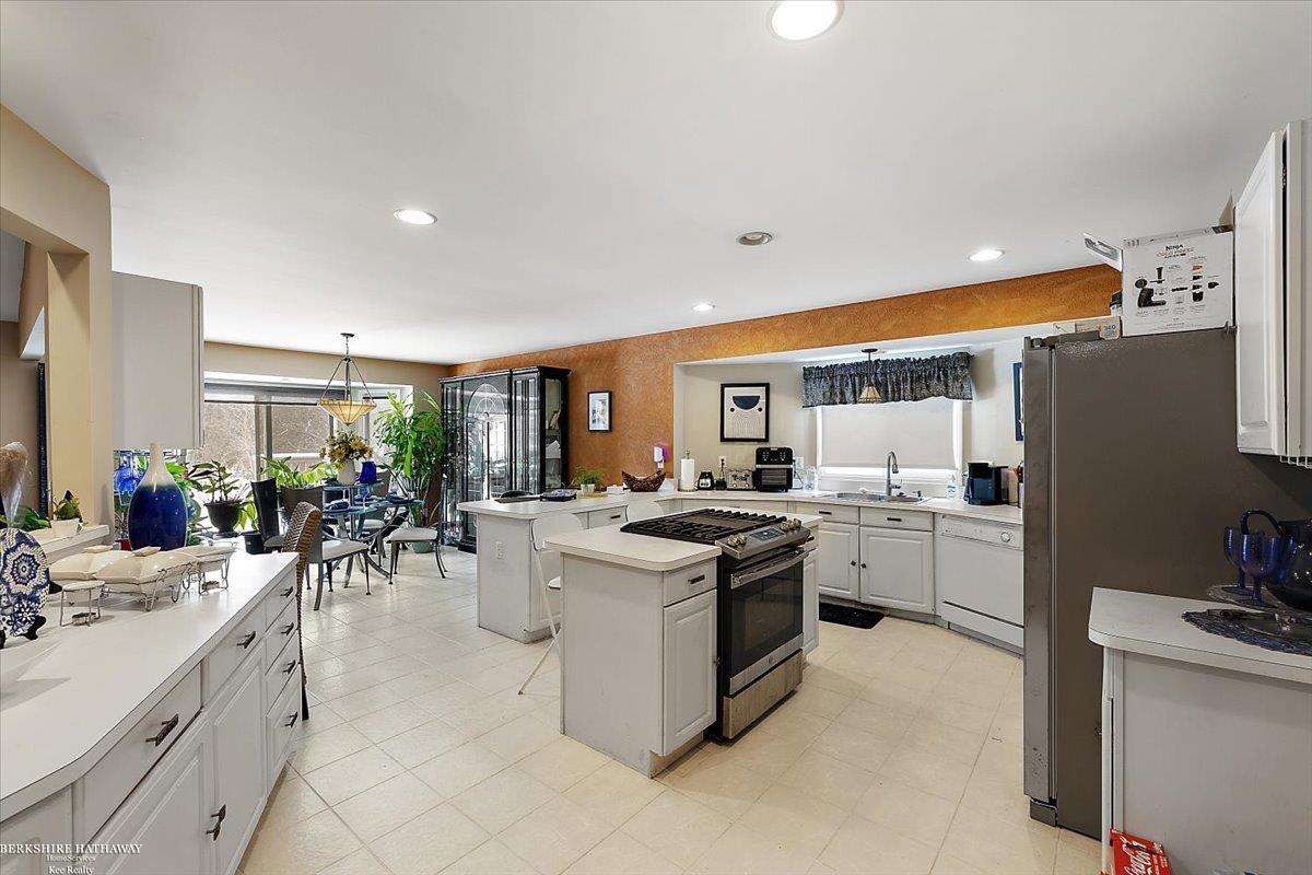 Clinton Township, Michigan 48038, United States, 3 Bedrooms Bedrooms, ,4 BathroomsBathrooms,Residential,Active,988