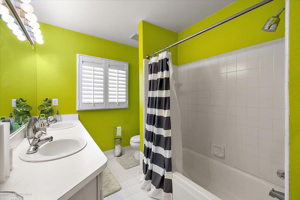 Clinton Township, Michigan 48038, United States, 3 Bedrooms Bedrooms, ,4 BathroomsBathrooms,Residential,Active,988