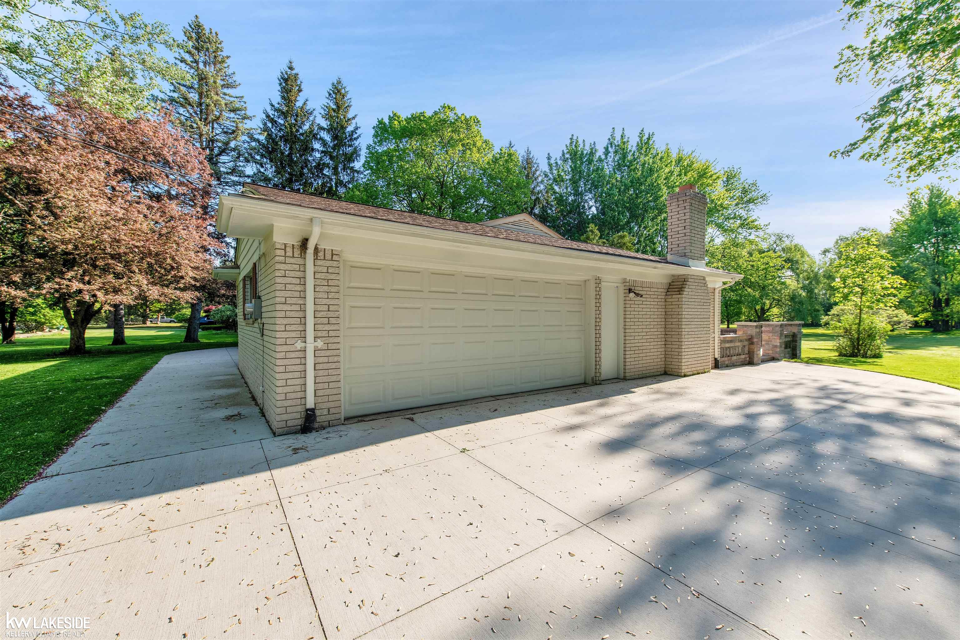 Photo 9 of 66 of 3580 Fernleigh Dr. house