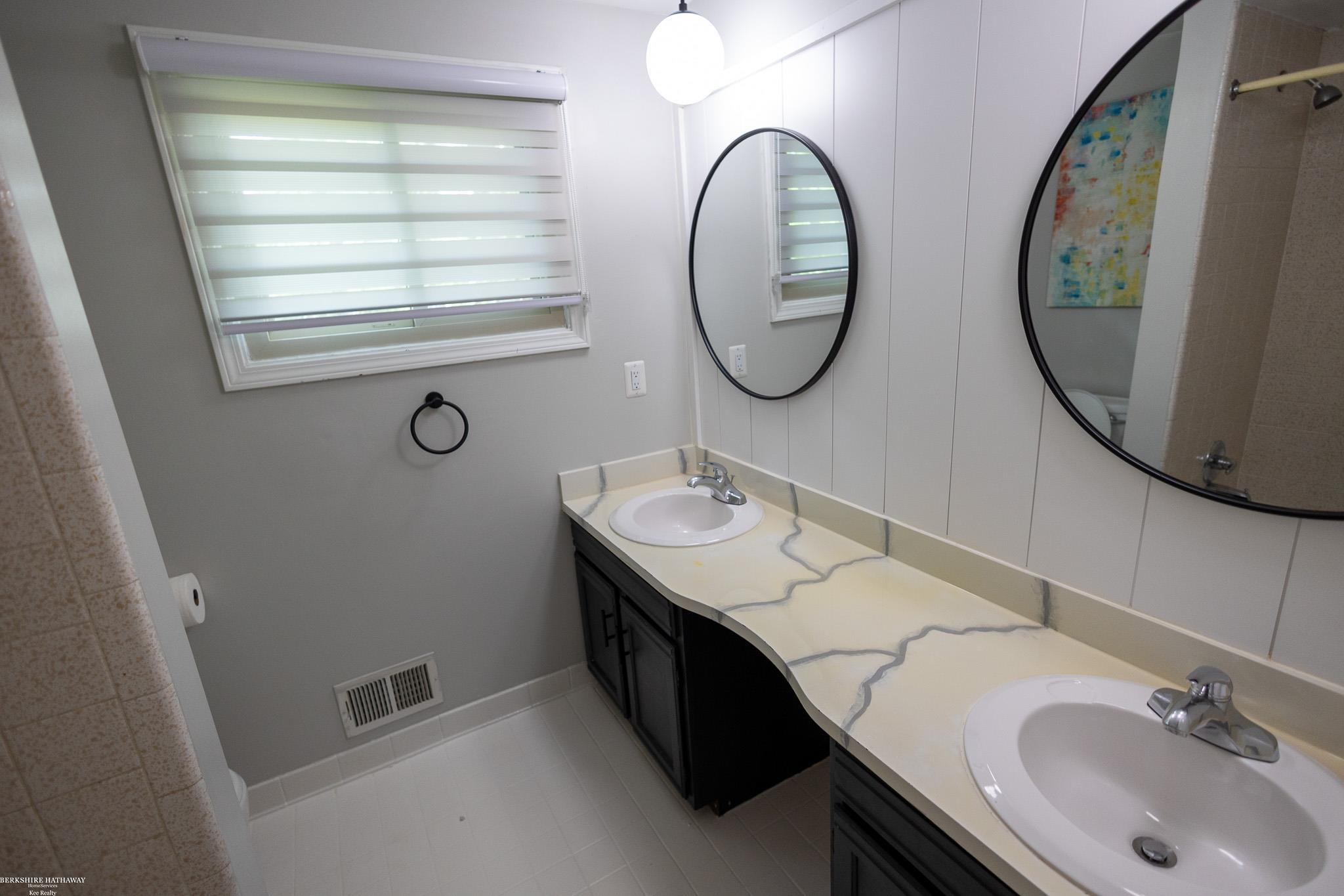 Novi, Michigan 48375, United States, 4 Bedrooms Bedrooms, ,3 BathroomsBathrooms,Residential,Pending,150322