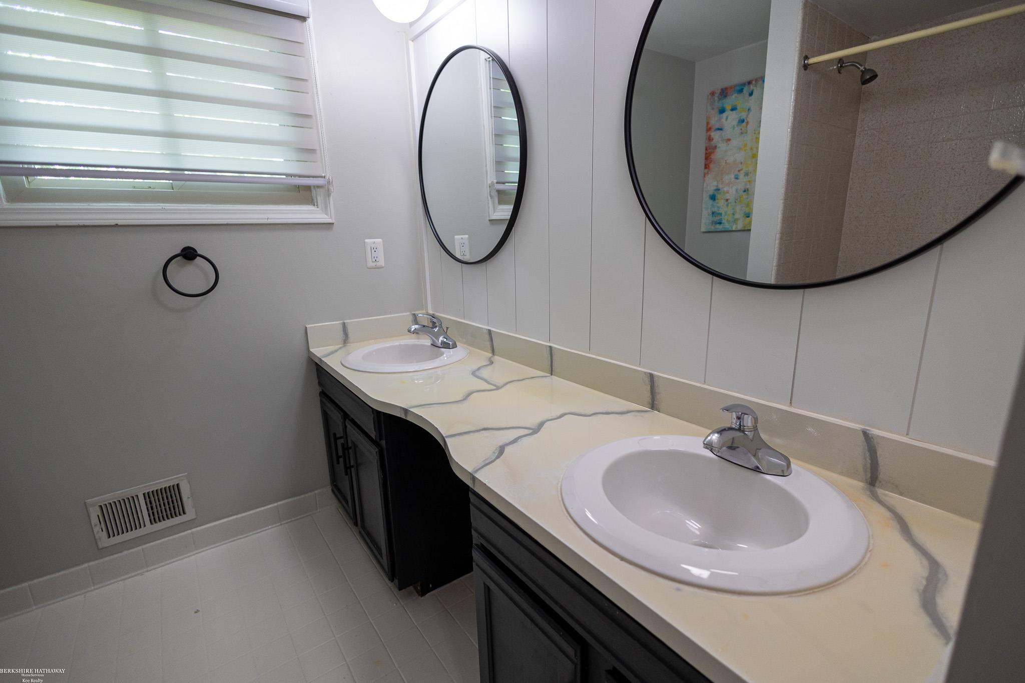 Novi, Michigan 48375, United States, 4 Bedrooms Bedrooms, ,3 BathroomsBathrooms,Residential,Pending,150322