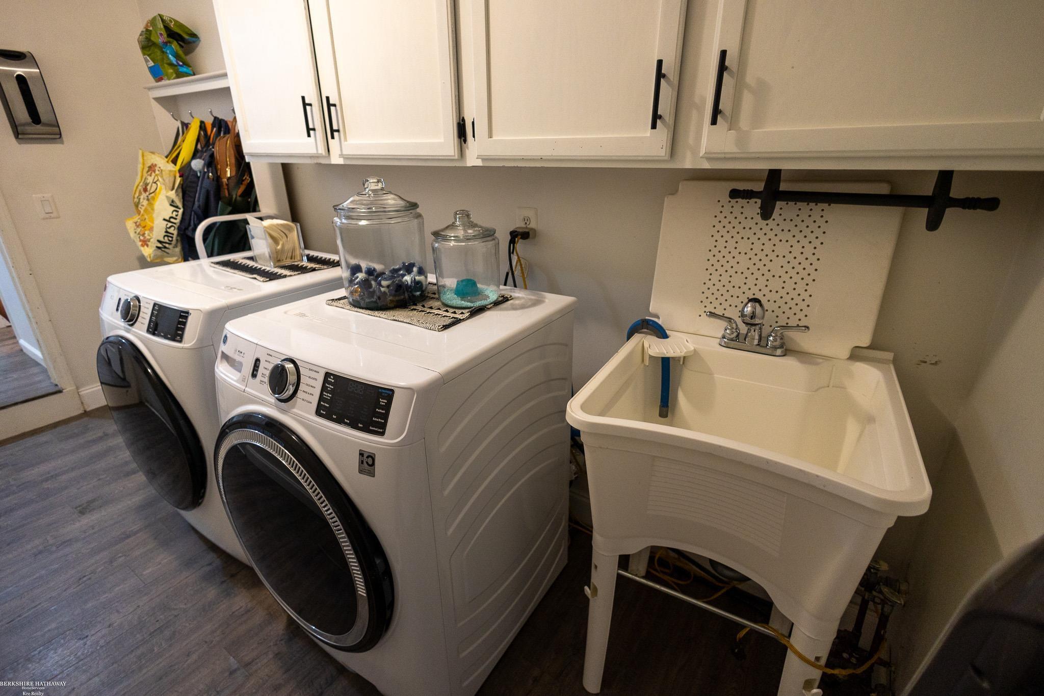 Novi, Michigan 48375, United States, 4 Bedrooms Bedrooms, ,3 BathroomsBathrooms,Residential,Pending,150322