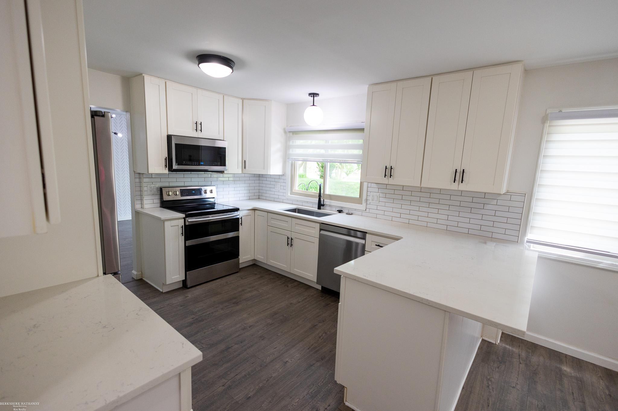 Novi, Michigan 48375, United States, 4 Bedrooms Bedrooms, ,3 BathroomsBathrooms,Residential,Pending,150322