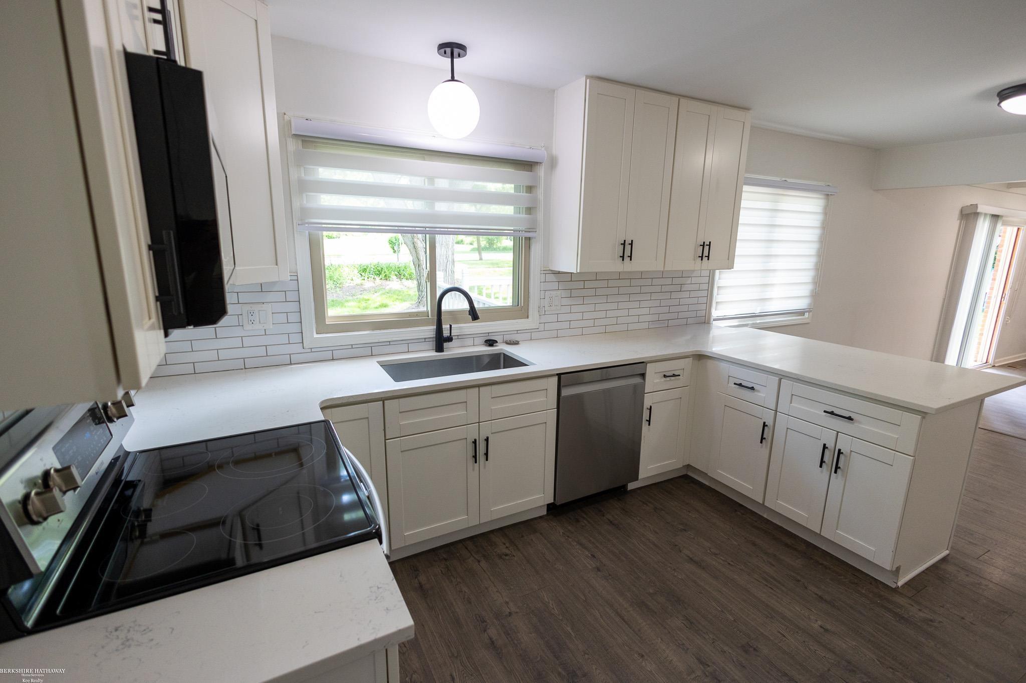 Novi, Michigan 48375, United States, 4 Bedrooms Bedrooms, ,3 BathroomsBathrooms,Residential,Pending,150322