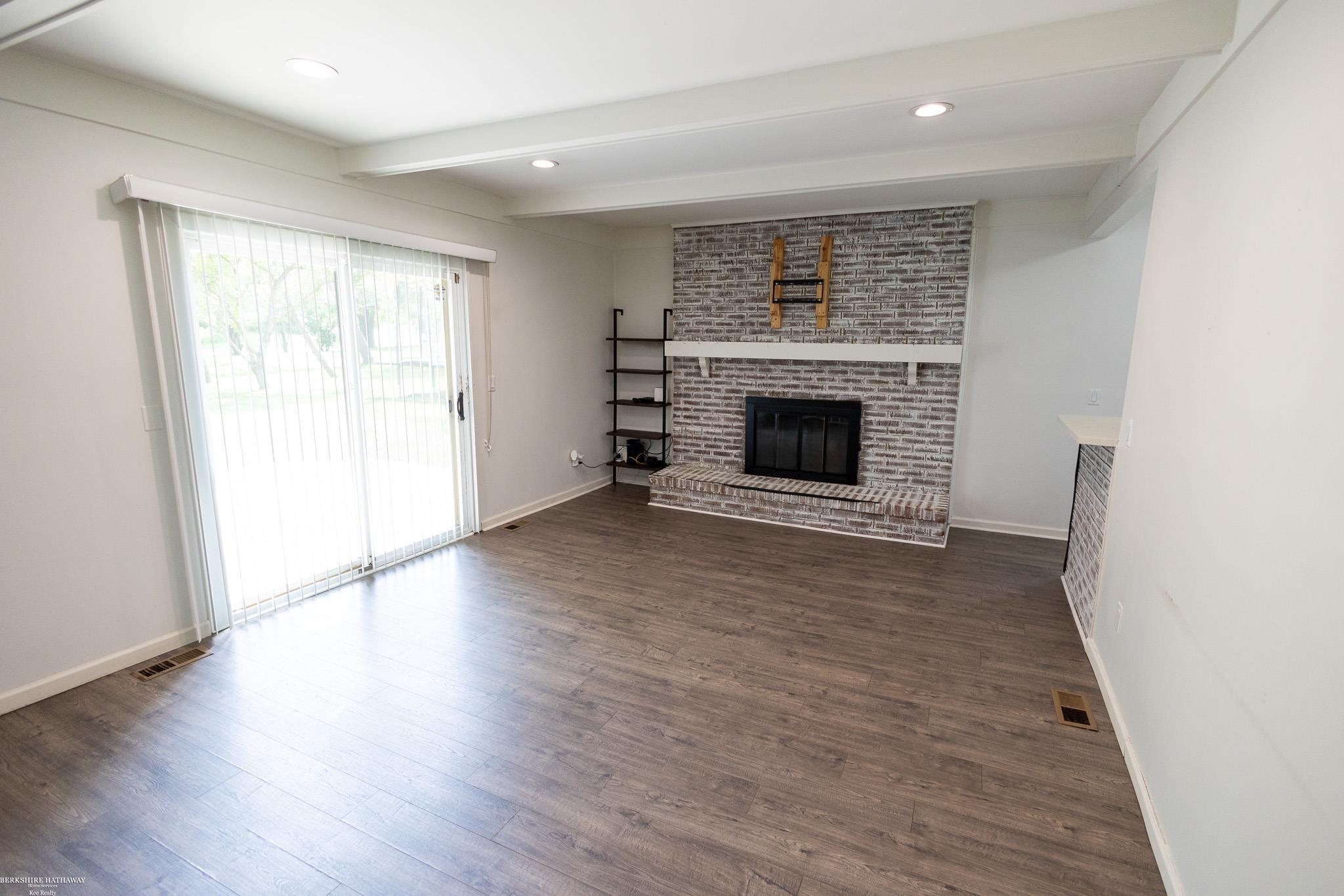 Novi, Michigan 48375, United States, 4 Bedrooms Bedrooms, ,3 BathroomsBathrooms,Residential,Pending,150322