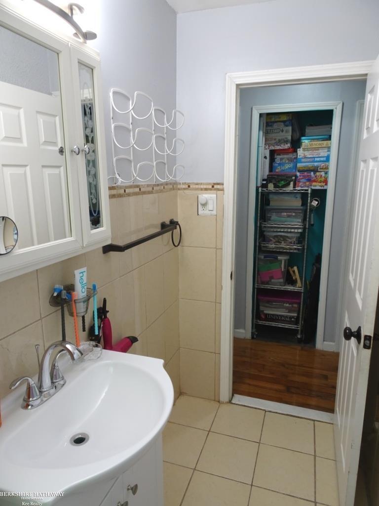 Roseville, Michigan 48066, United States, 3 Bedrooms Bedrooms, ,1 BathroomBathrooms,Residential,Active,174545