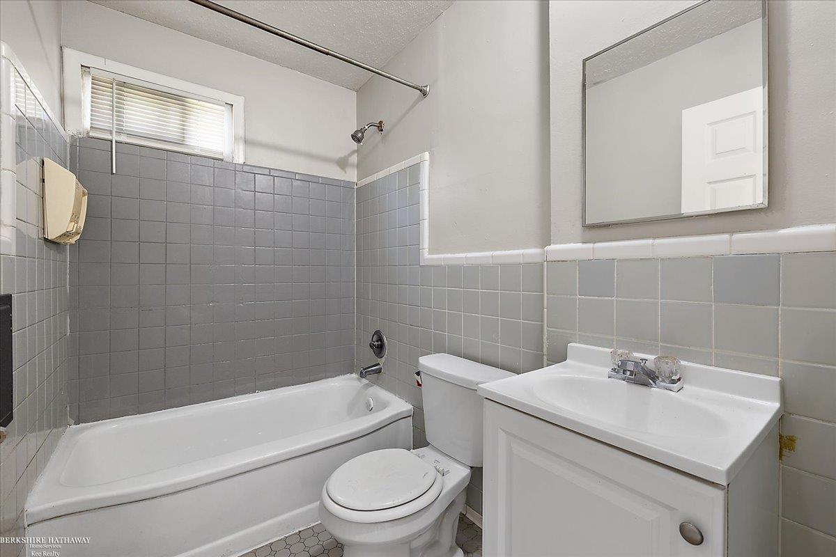 Detroit, Michigan 48219, United States, 3 Bedrooms Bedrooms, ,1 BathroomBathrooms,Residential,Active,144397