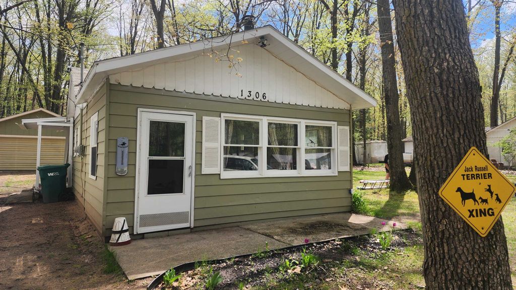 Photo of 1306 Russell Drive, Harrison, MI 48625 (MLS # 50169694)