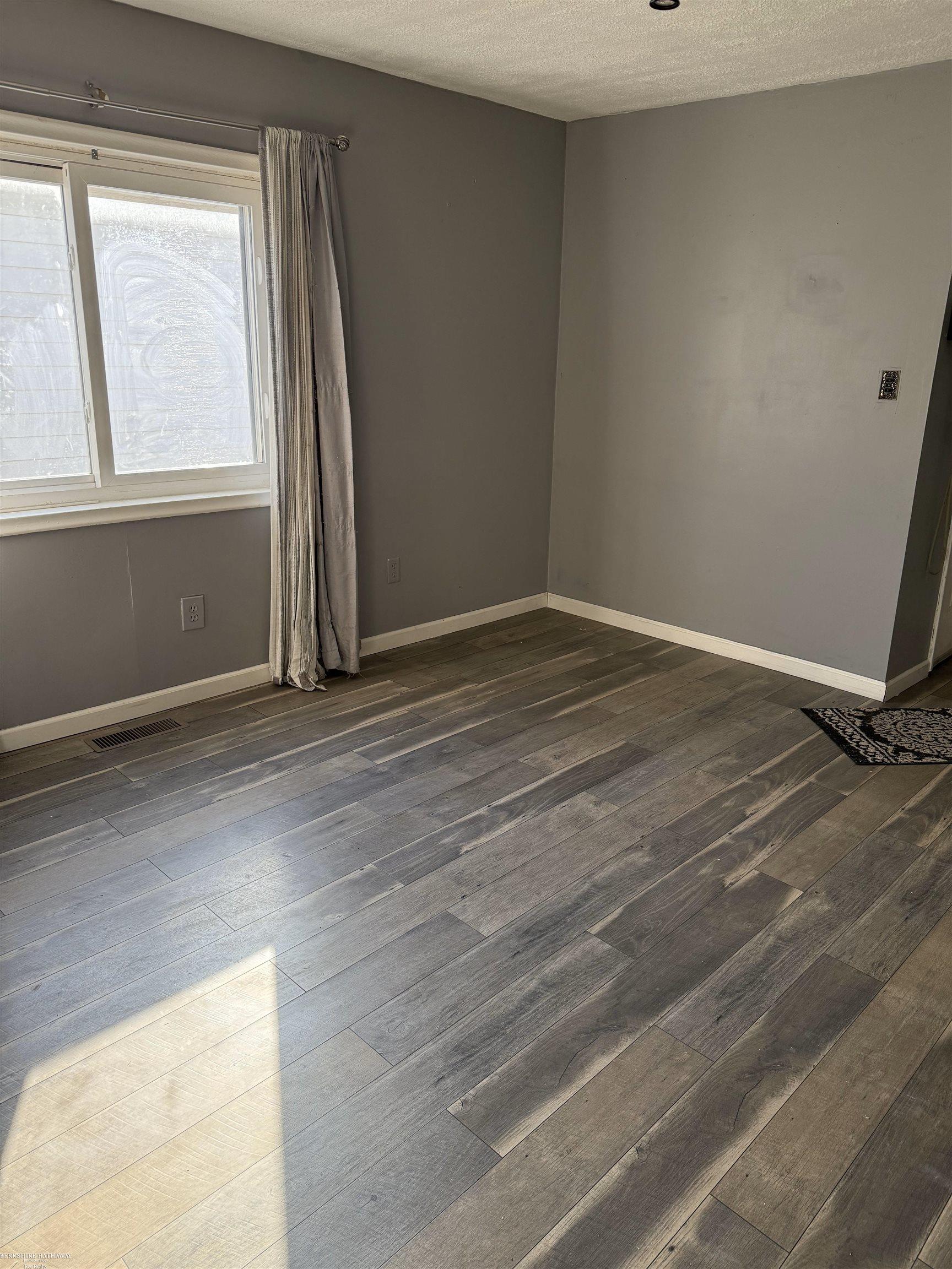 Mount Clemens, Michigan 48043, United States, 2 Bedrooms Bedrooms, ,2 BathroomsBathrooms,Residential,Active,12939