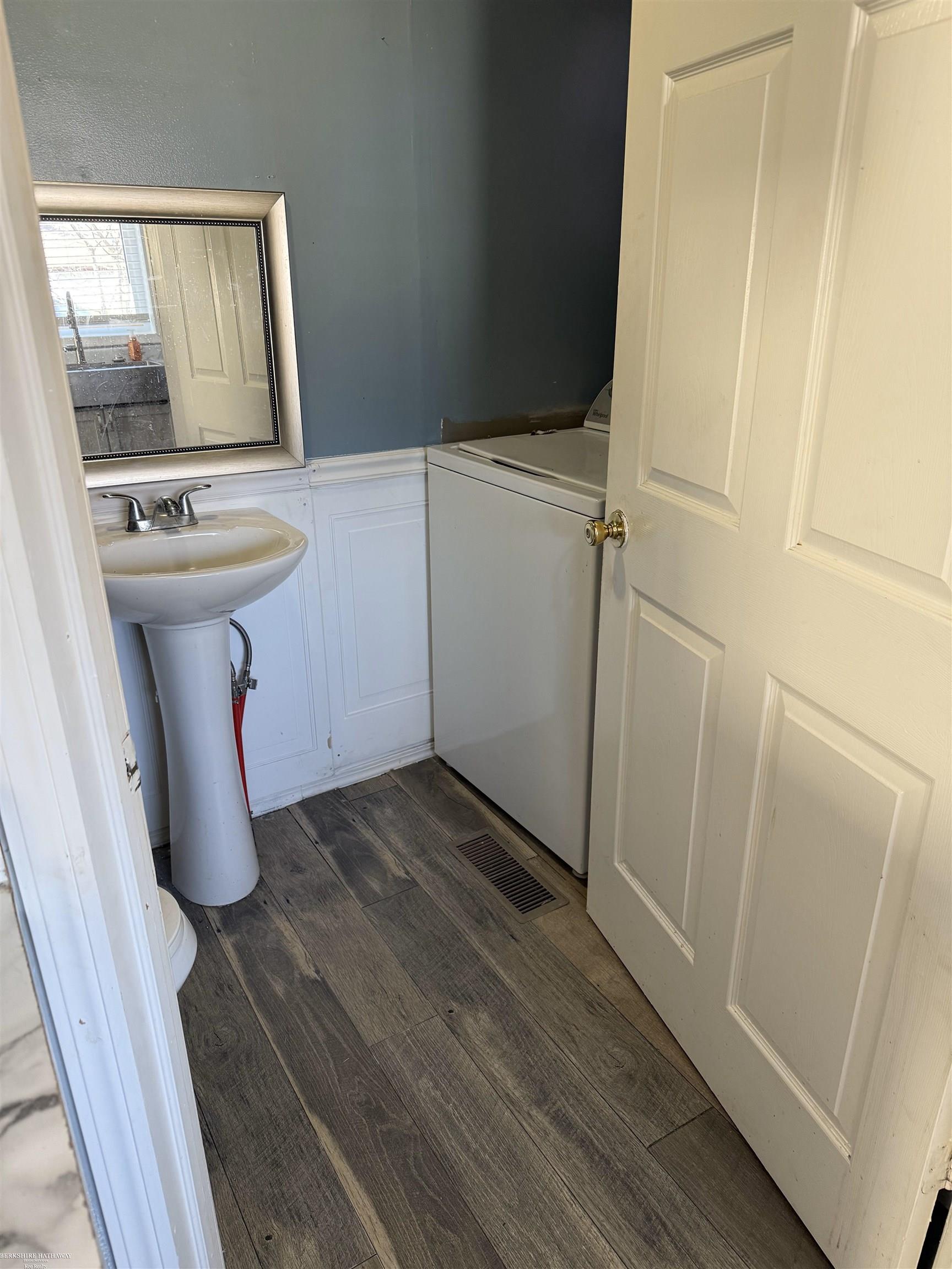 Mount Clemens, Michigan 48043, United States, 2 Bedrooms Bedrooms, ,2 BathroomsBathrooms,Residential,Active,12939