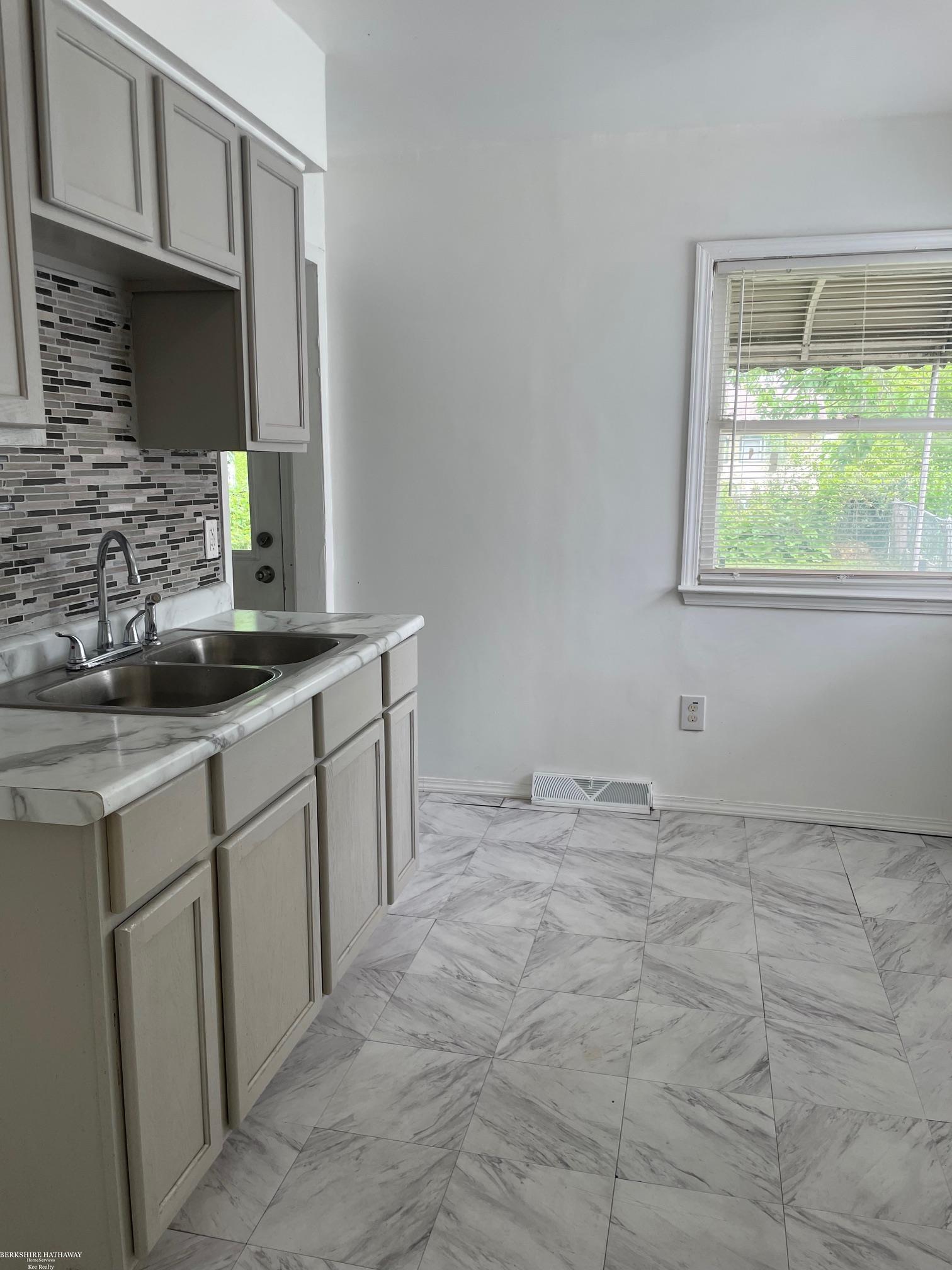 Warren, Michigan 48089, United States, 2 Bedrooms Bedrooms, ,1 BathroomBathrooms,Residential,Active,152635