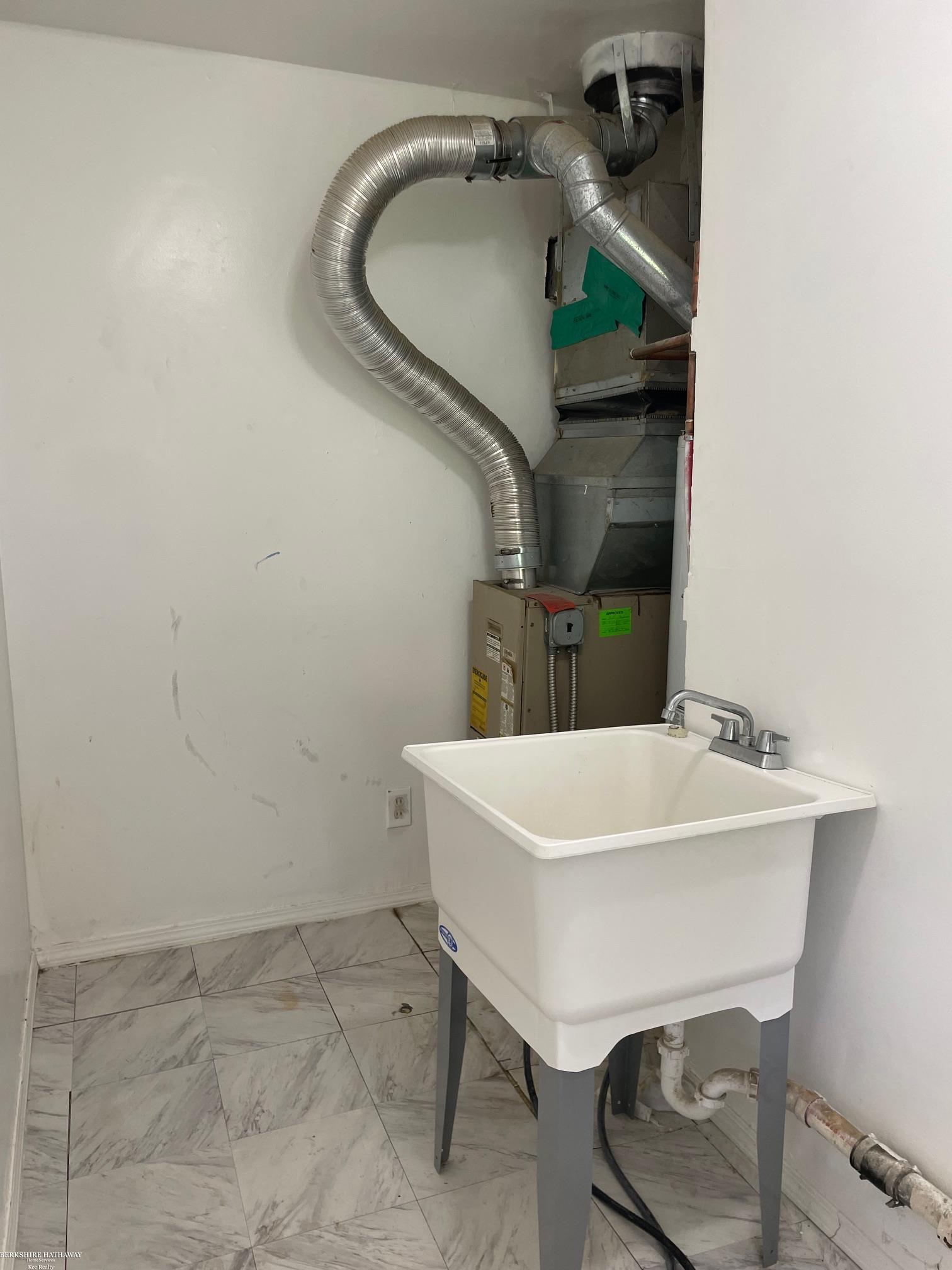 Warren, Michigan 48089, United States, 2 Bedrooms Bedrooms, ,1 BathroomBathrooms,Residential,Active,152635