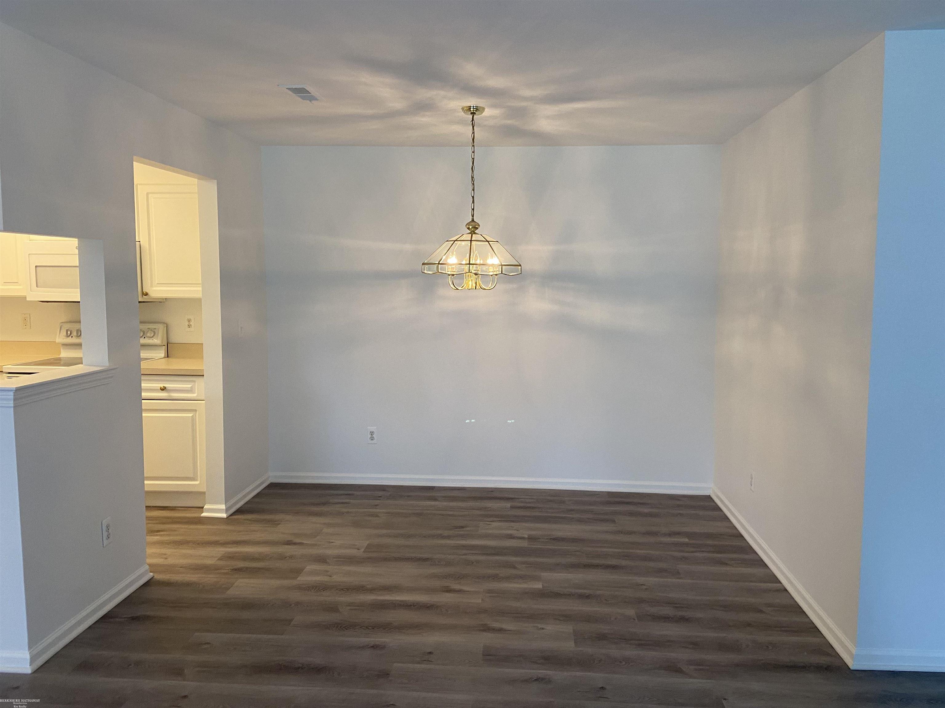 Sterling Heights, Michigan 48314, United States, 2 Bedrooms Bedrooms, ,2 BathroomsBathrooms,Residential,Pending,167683