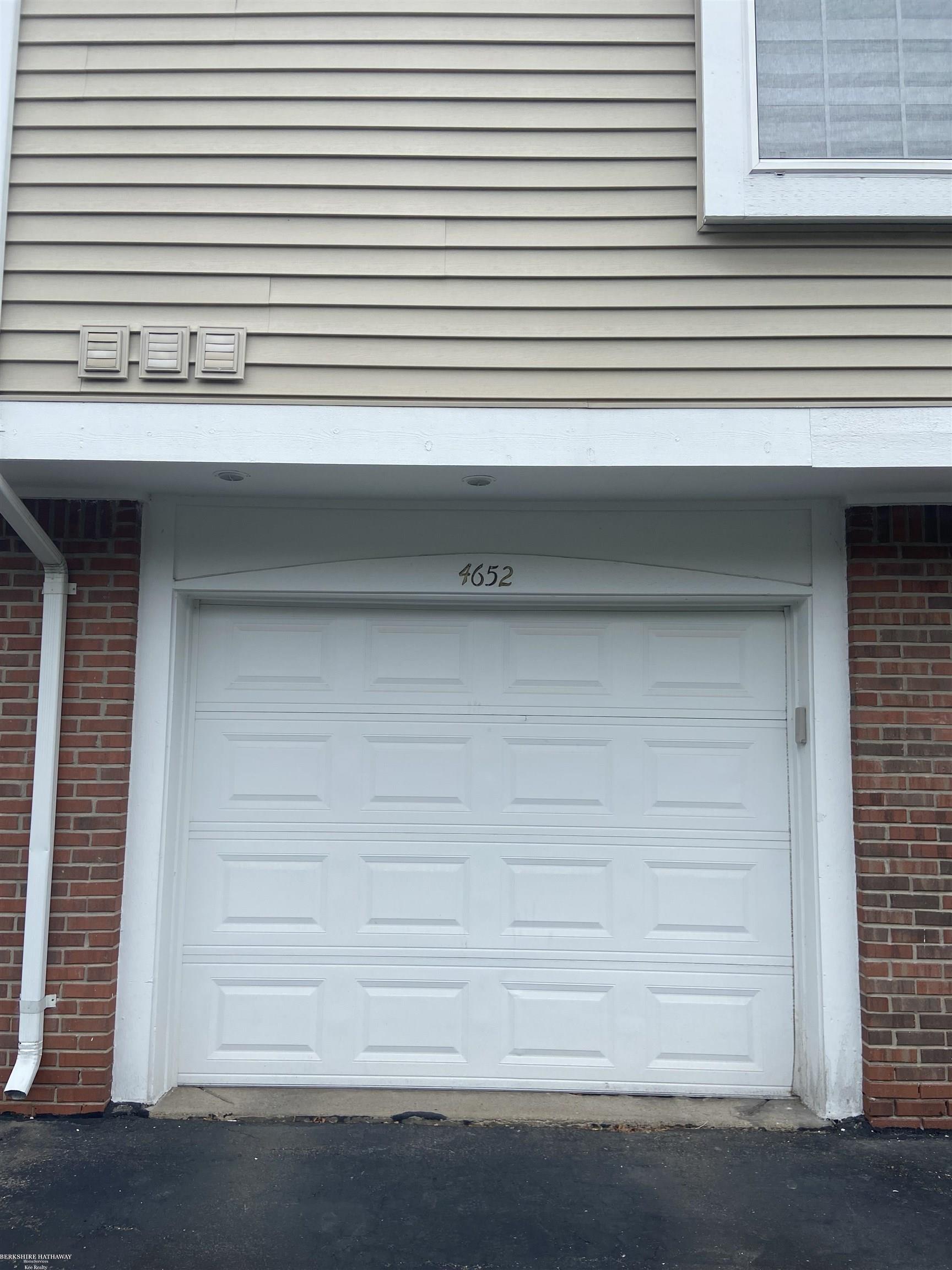 Sterling Heights, Michigan 48314, United States, 2 Bedrooms Bedrooms, ,2 BathroomsBathrooms,Residential,Pending,167683