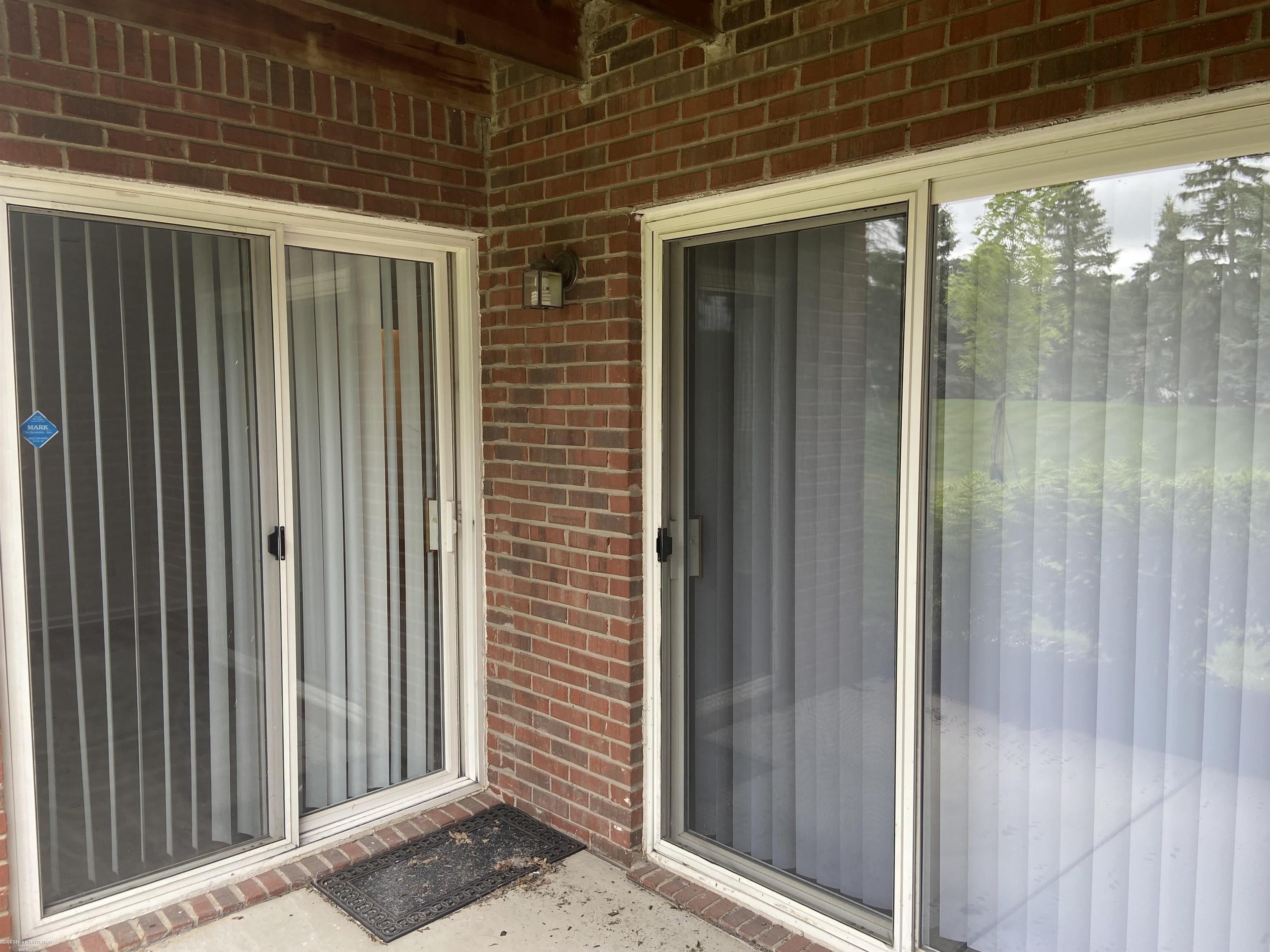 Sterling Heights, Michigan 48314, United States, 2 Bedrooms Bedrooms, ,2 BathroomsBathrooms,Residential,Pending,167683