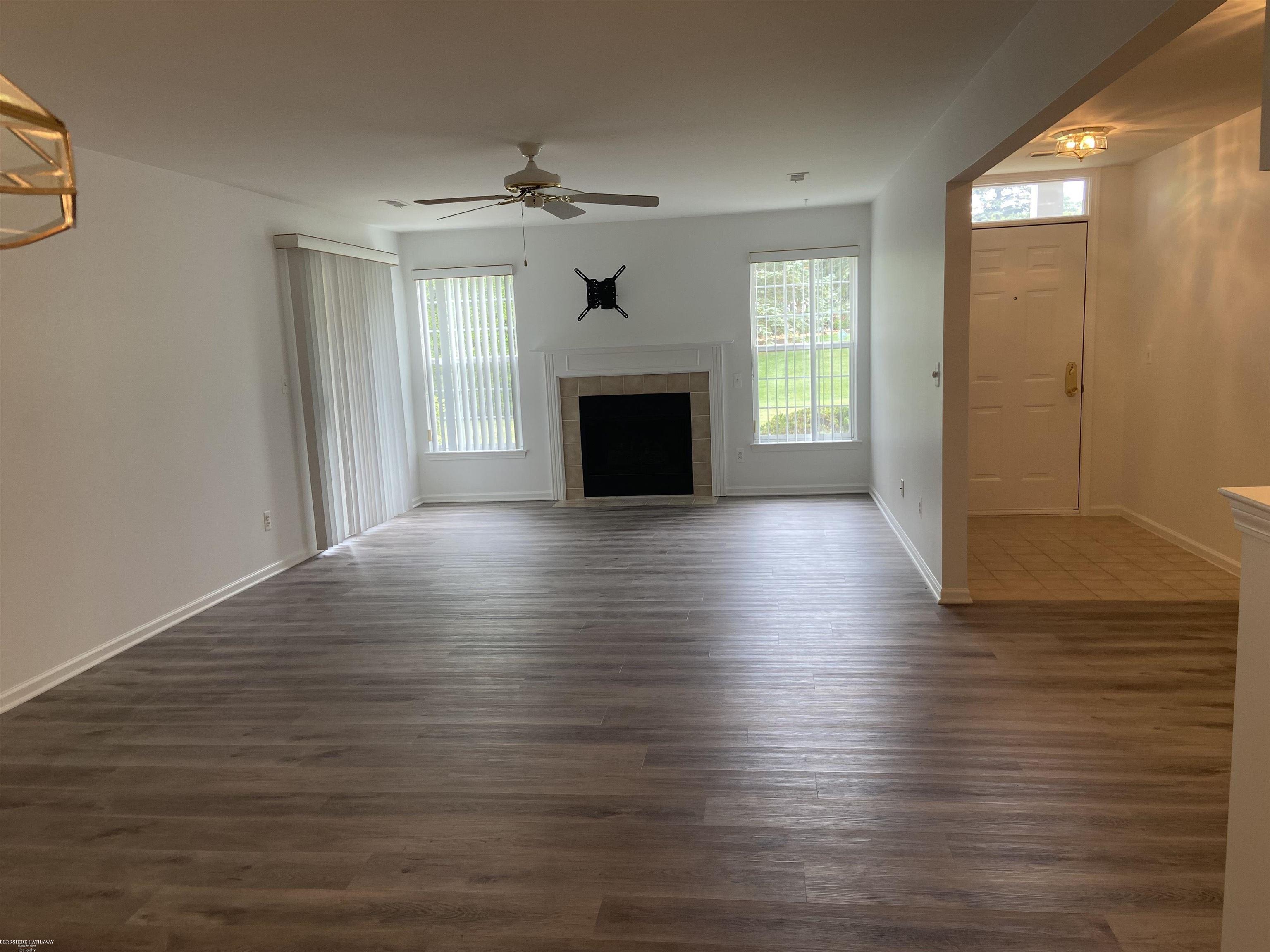 Sterling Heights, Michigan 48314, United States, 2 Bedrooms Bedrooms, ,2 BathroomsBathrooms,Residential,Pending,167683