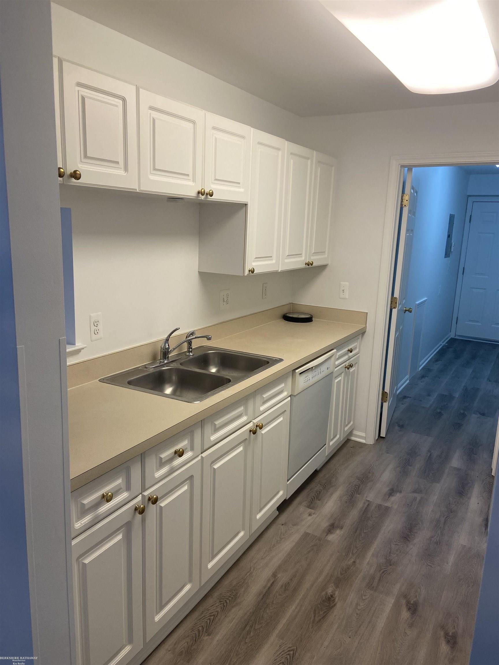 Sterling Heights, Michigan 48314, United States, 2 Bedrooms Bedrooms, ,2 BathroomsBathrooms,Residential,Pending,167683