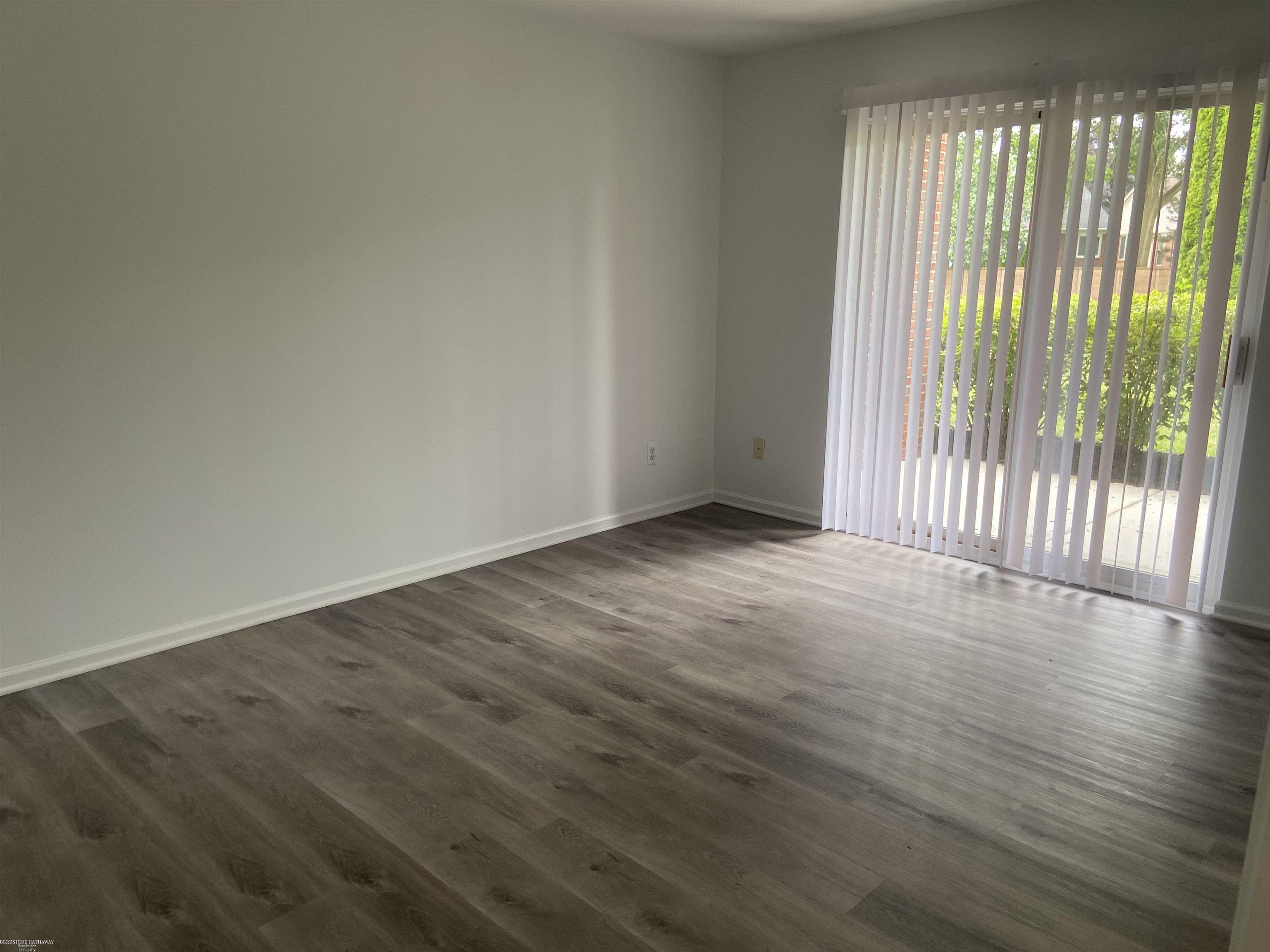 Sterling Heights, Michigan 48314, United States, 2 Bedrooms Bedrooms, ,2 BathroomsBathrooms,Residential,Pending,167683