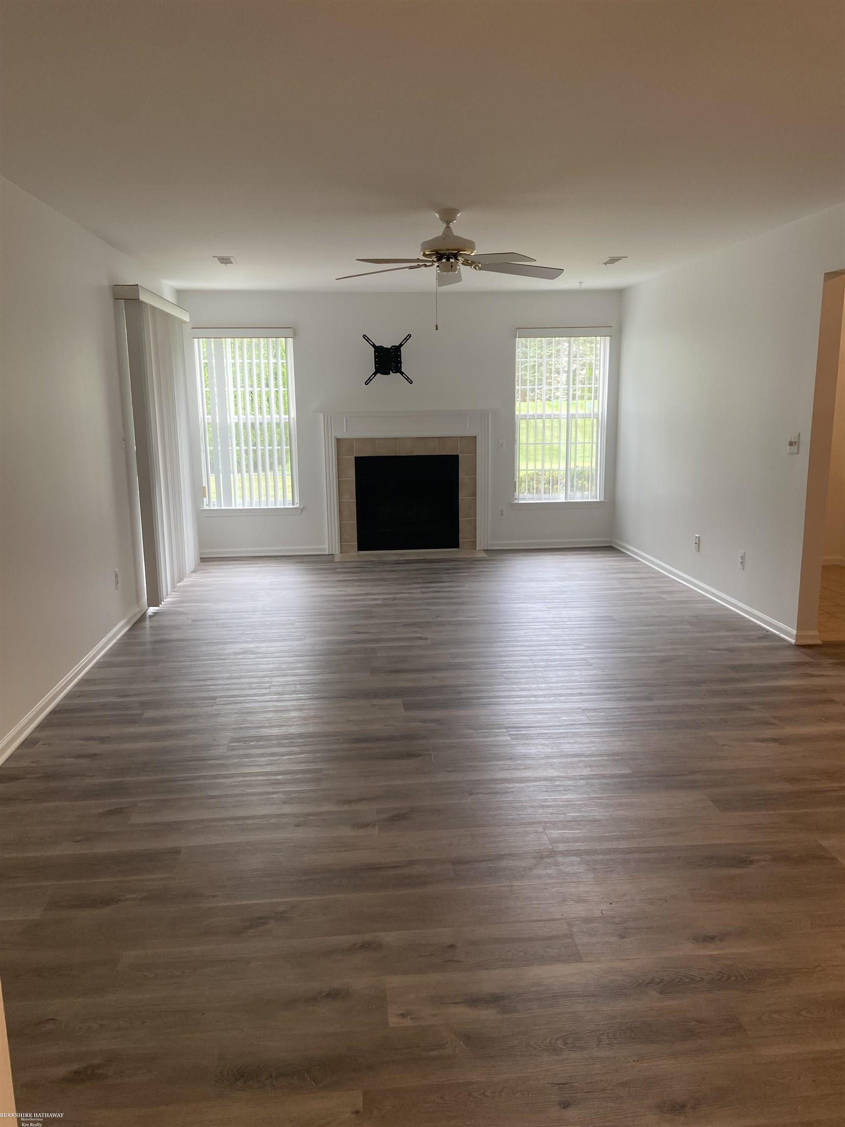 Sterling Heights, Michigan 48314, United States, 2 Bedrooms Bedrooms, ,2 BathroomsBathrooms,Residential,Pending,167683