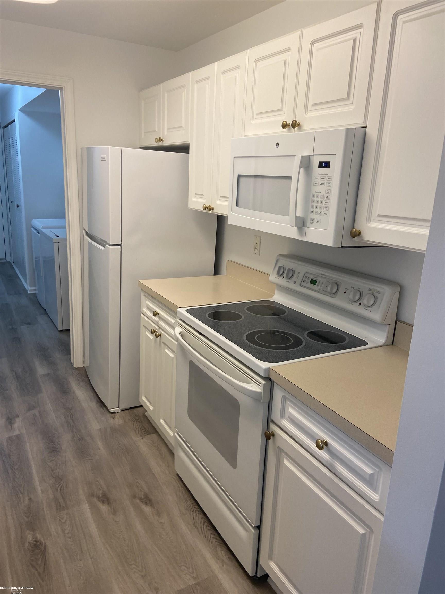 Sterling Heights, Michigan 48314, United States, 2 Bedrooms Bedrooms, ,2 BathroomsBathrooms,Residential,Pending,167683