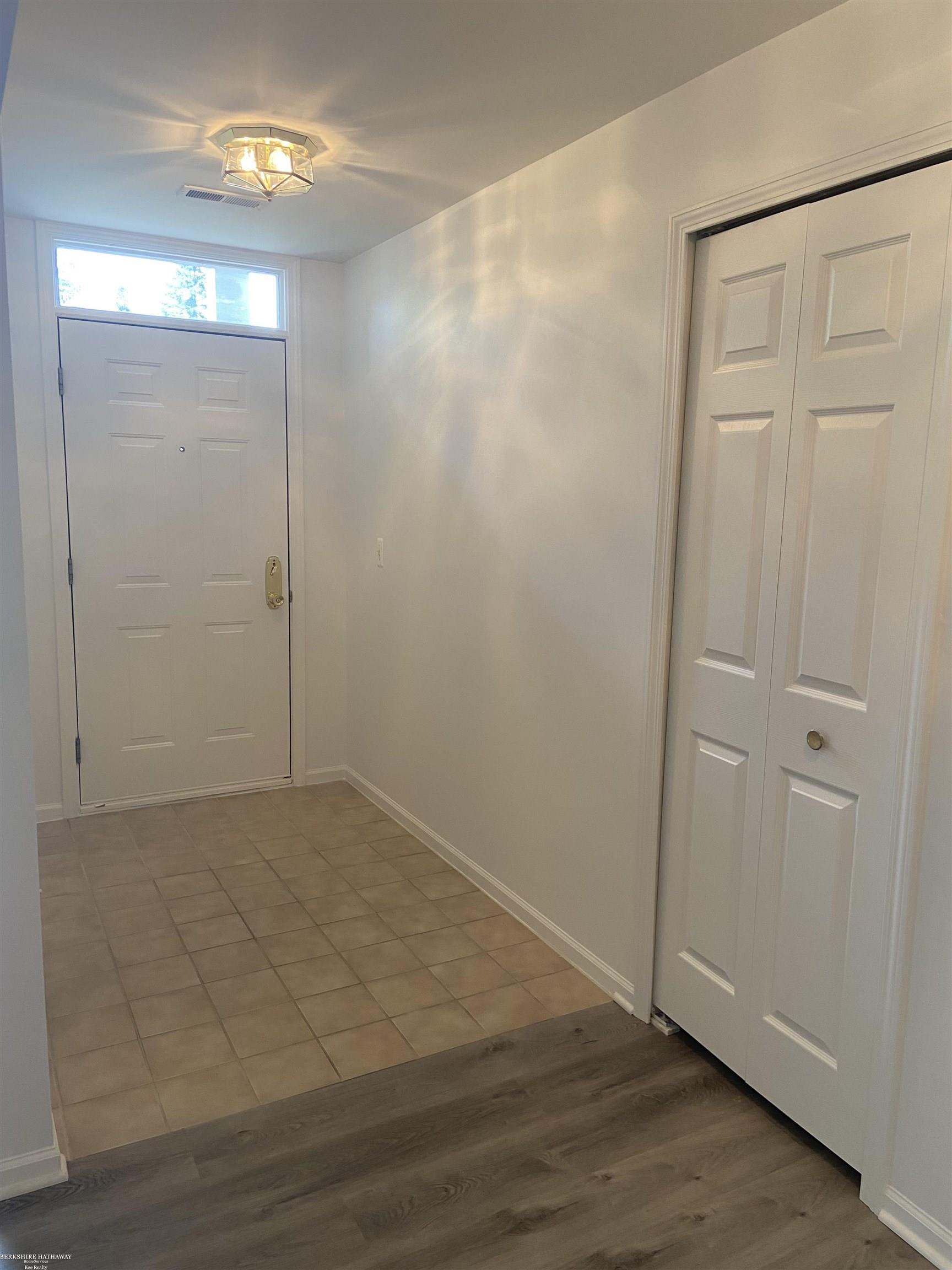 Sterling Heights, Michigan 48314, United States, 2 Bedrooms Bedrooms, ,2 BathroomsBathrooms,Residential,Pending,167683