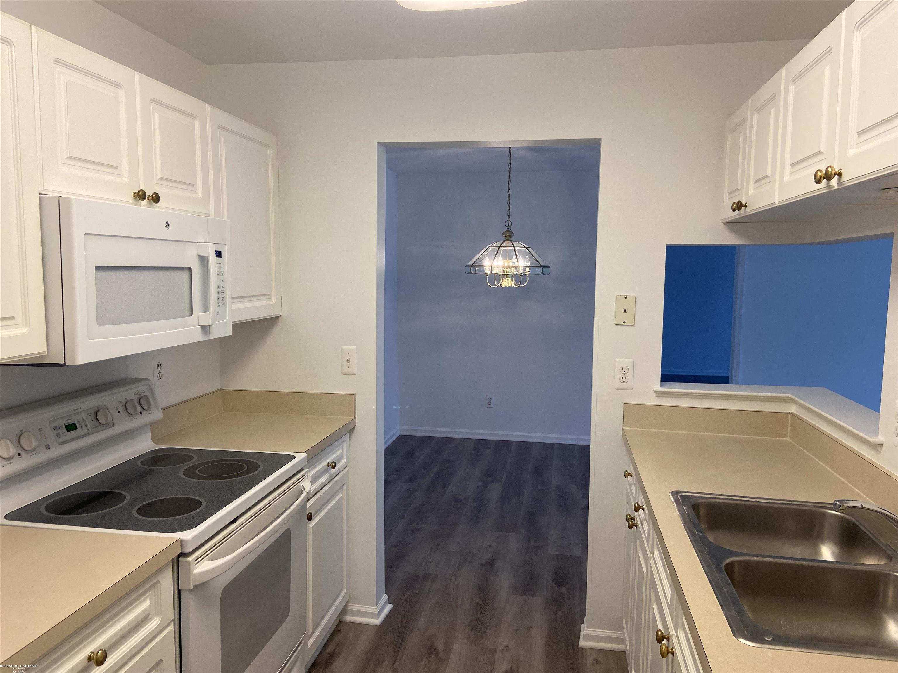 Sterling Heights, Michigan 48314, United States, 2 Bedrooms Bedrooms, ,2 BathroomsBathrooms,Residential,Pending,167683