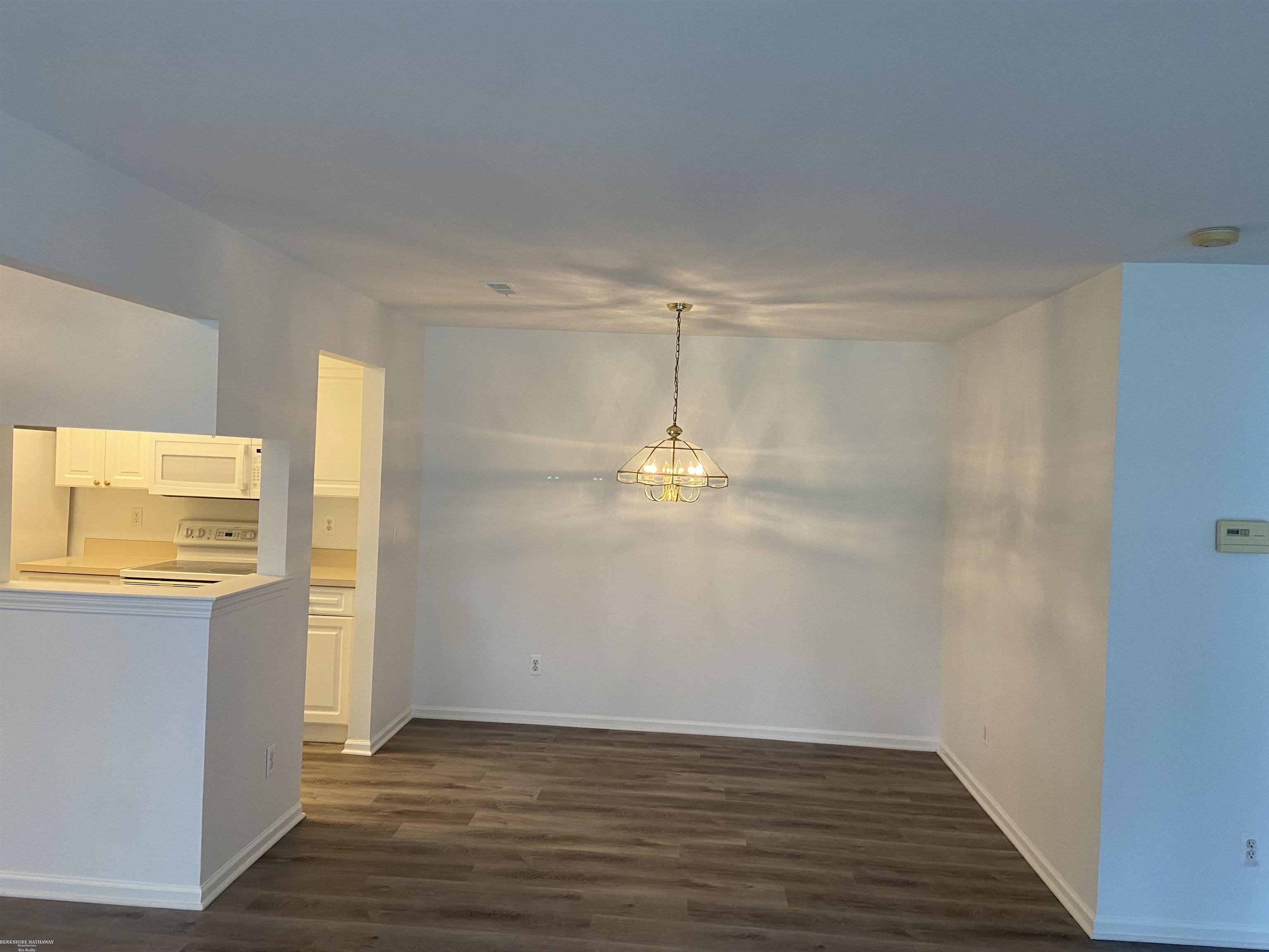 Sterling Heights, Michigan 48314, United States, 2 Bedrooms Bedrooms, ,2 BathroomsBathrooms,Residential,Pending,167683