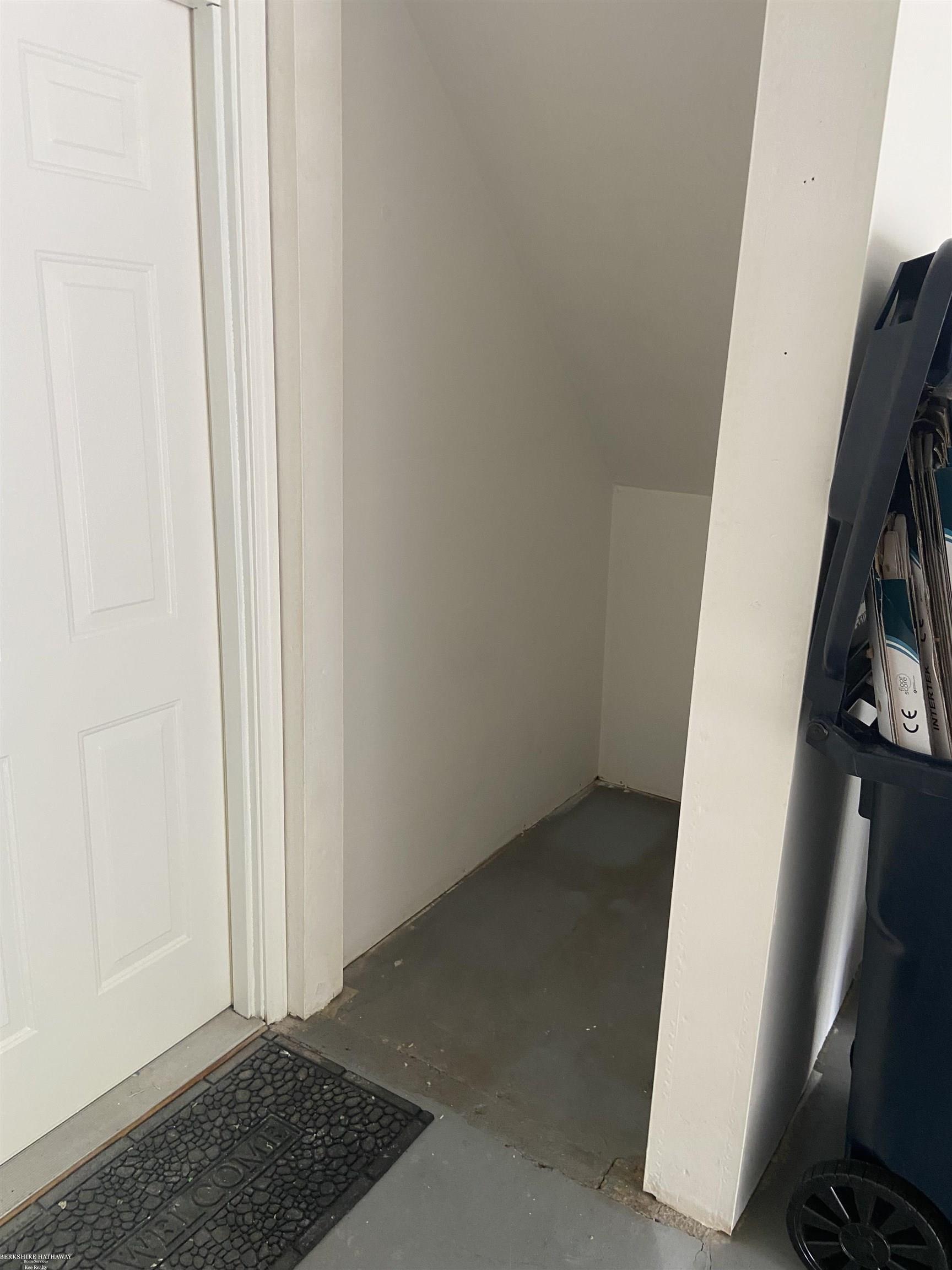 Sterling Heights, Michigan 48314, United States, 2 Bedrooms Bedrooms, ,2 BathroomsBathrooms,Residential,Pending,167683