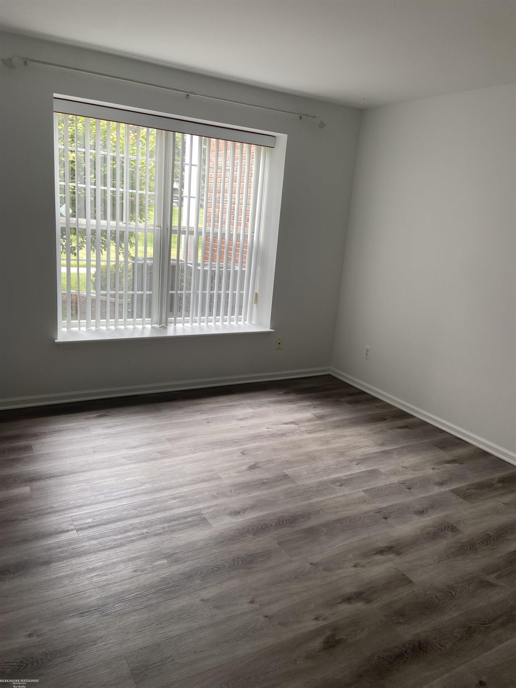 Sterling Heights, Michigan 48314, United States, 2 Bedrooms Bedrooms, ,2 BathroomsBathrooms,Residential,Pending,167683