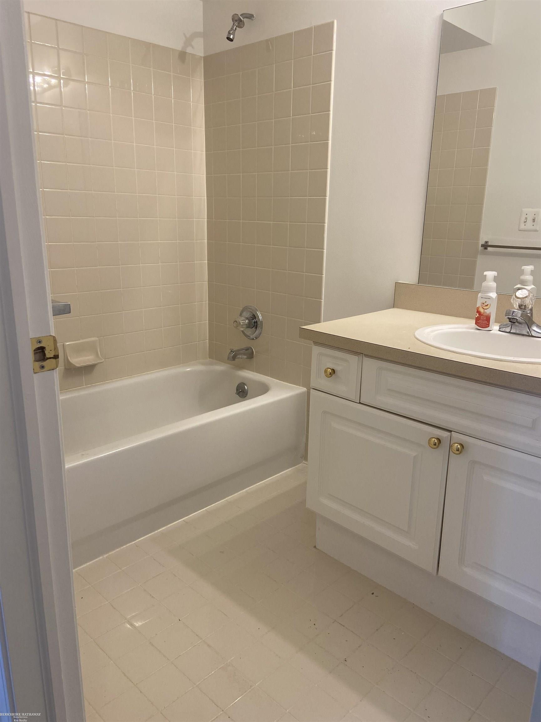 Sterling Heights, Michigan 48314, United States, 2 Bedrooms Bedrooms, ,2 BathroomsBathrooms,Residential,Pending,167683