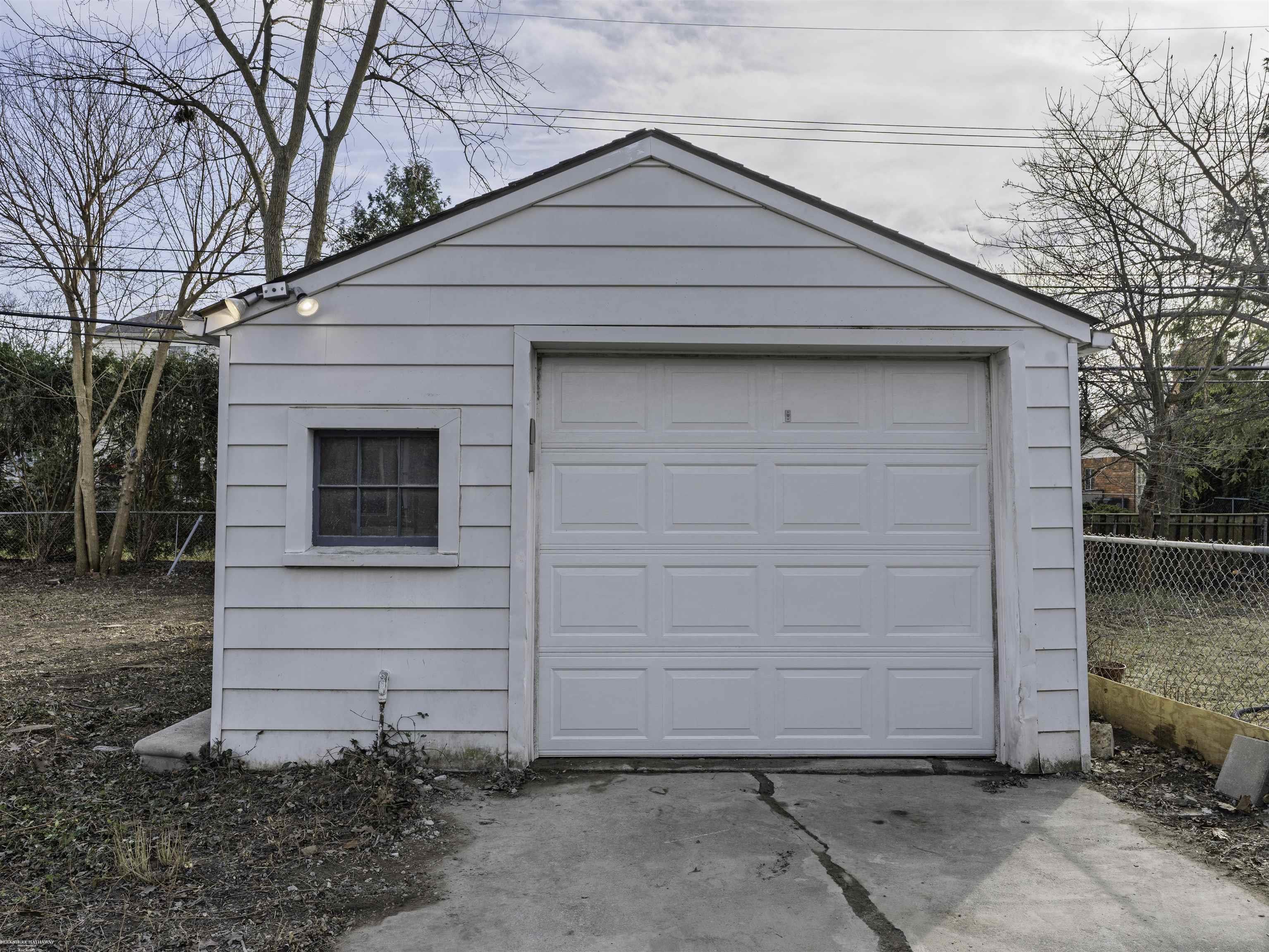 Grosse Pointe Woods, Michigan 48236, United States, 2 Bedrooms Bedrooms, ,1 BathroomBathrooms,Residential,Active,89280