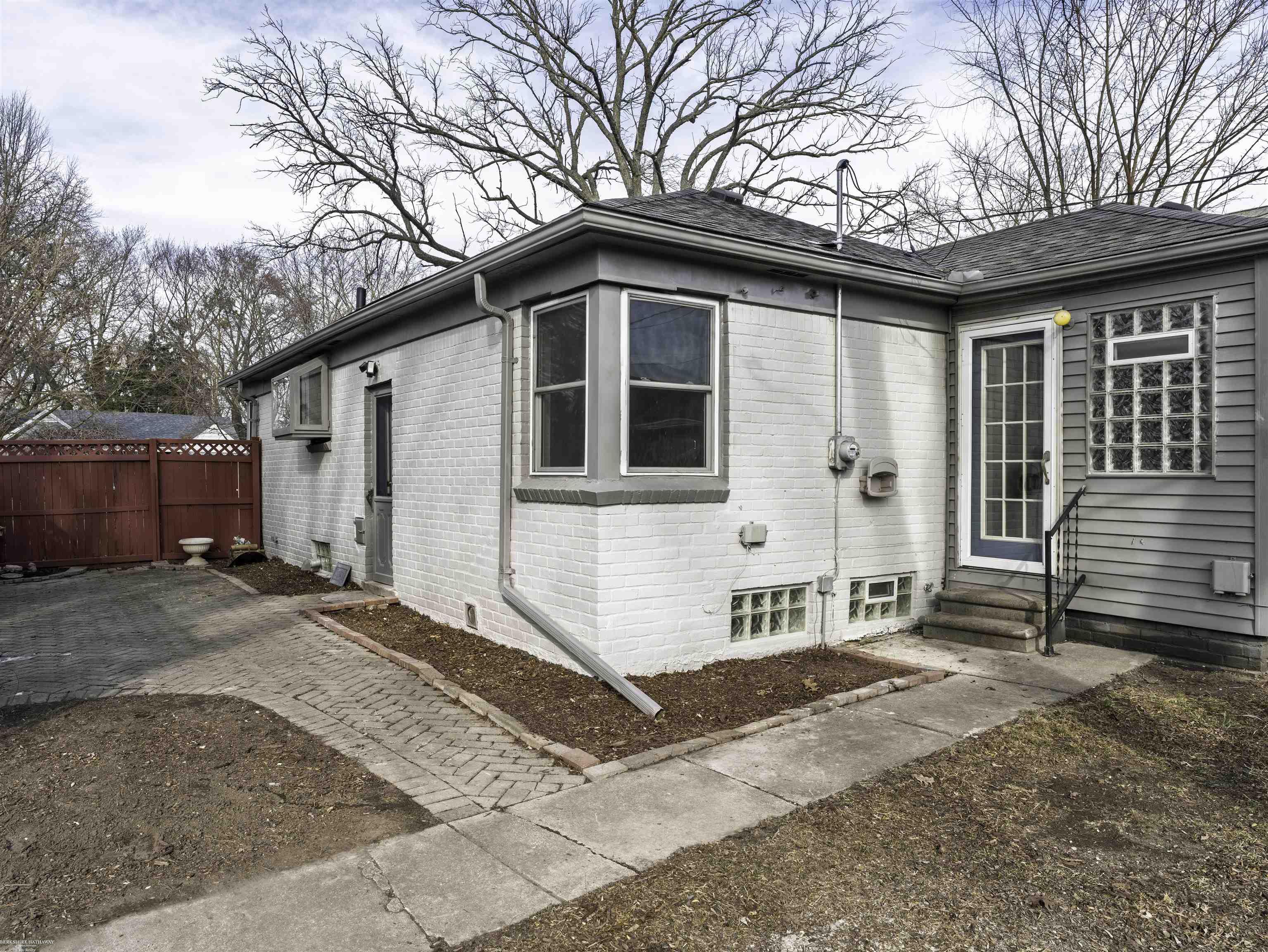 Grosse Pointe Woods, Michigan 48236, United States, 2 Bedrooms Bedrooms, ,1 BathroomBathrooms,Residential,Active,89280