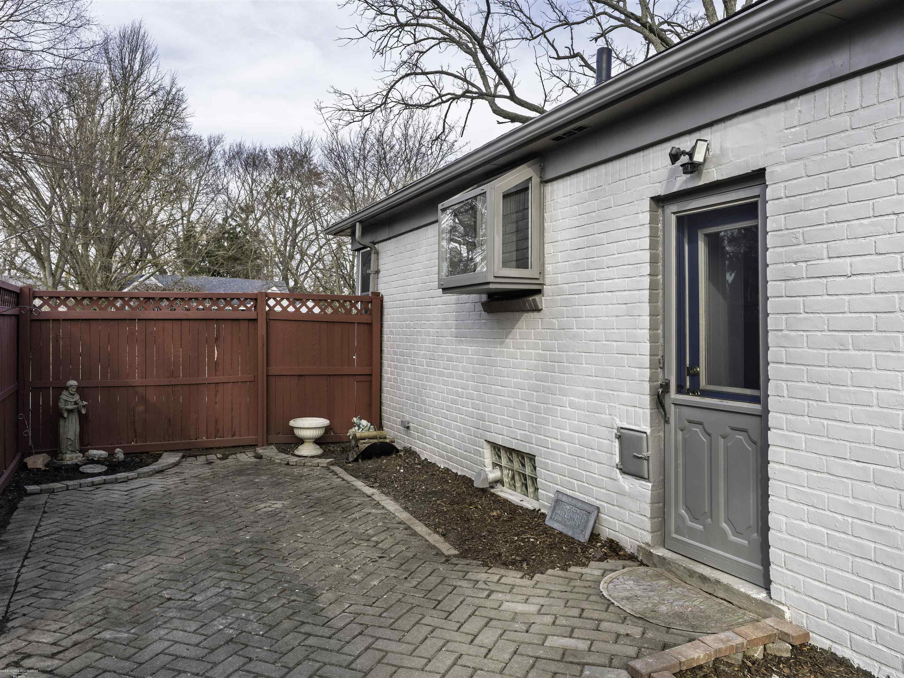 Grosse Pointe Woods, Michigan 48236, United States, 2 Bedrooms Bedrooms, ,1 BathroomBathrooms,Residential,Active,89280