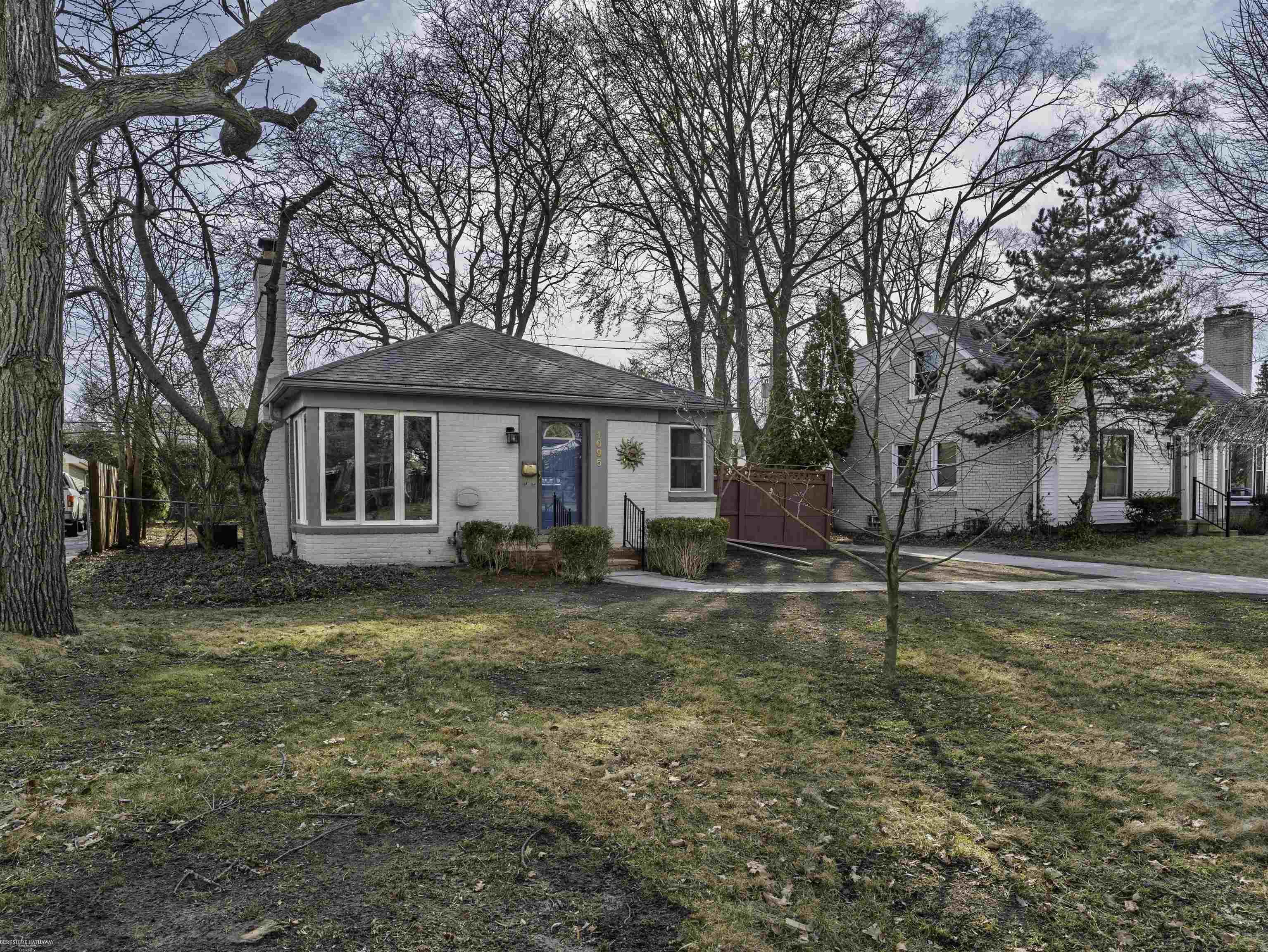 Grosse Pointe Woods, Michigan 48236, United States, 2 Bedrooms Bedrooms, ,1 BathroomBathrooms,Residential,Active,89280